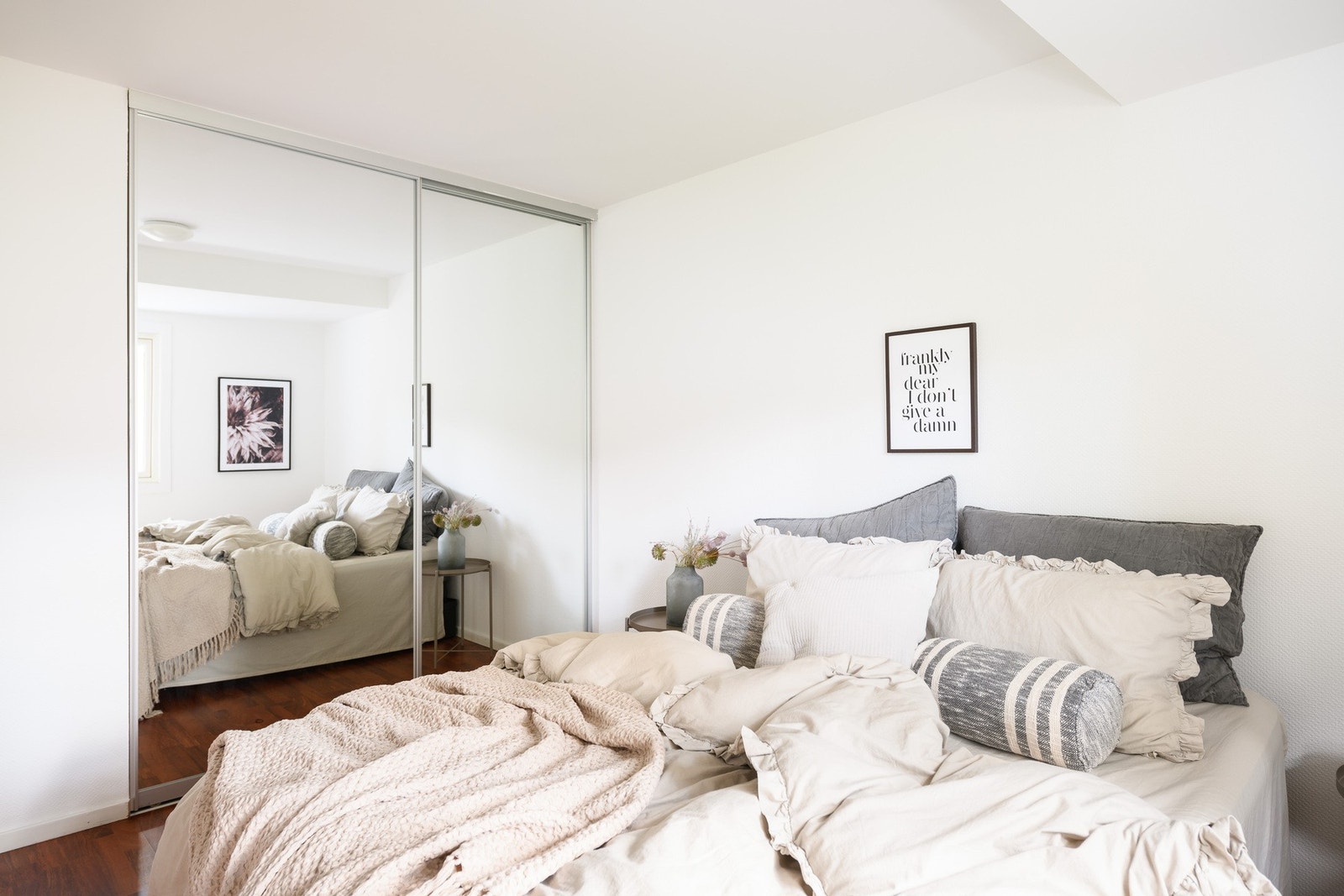 God plass til dobbeltseng og nattbord. Galleribilde