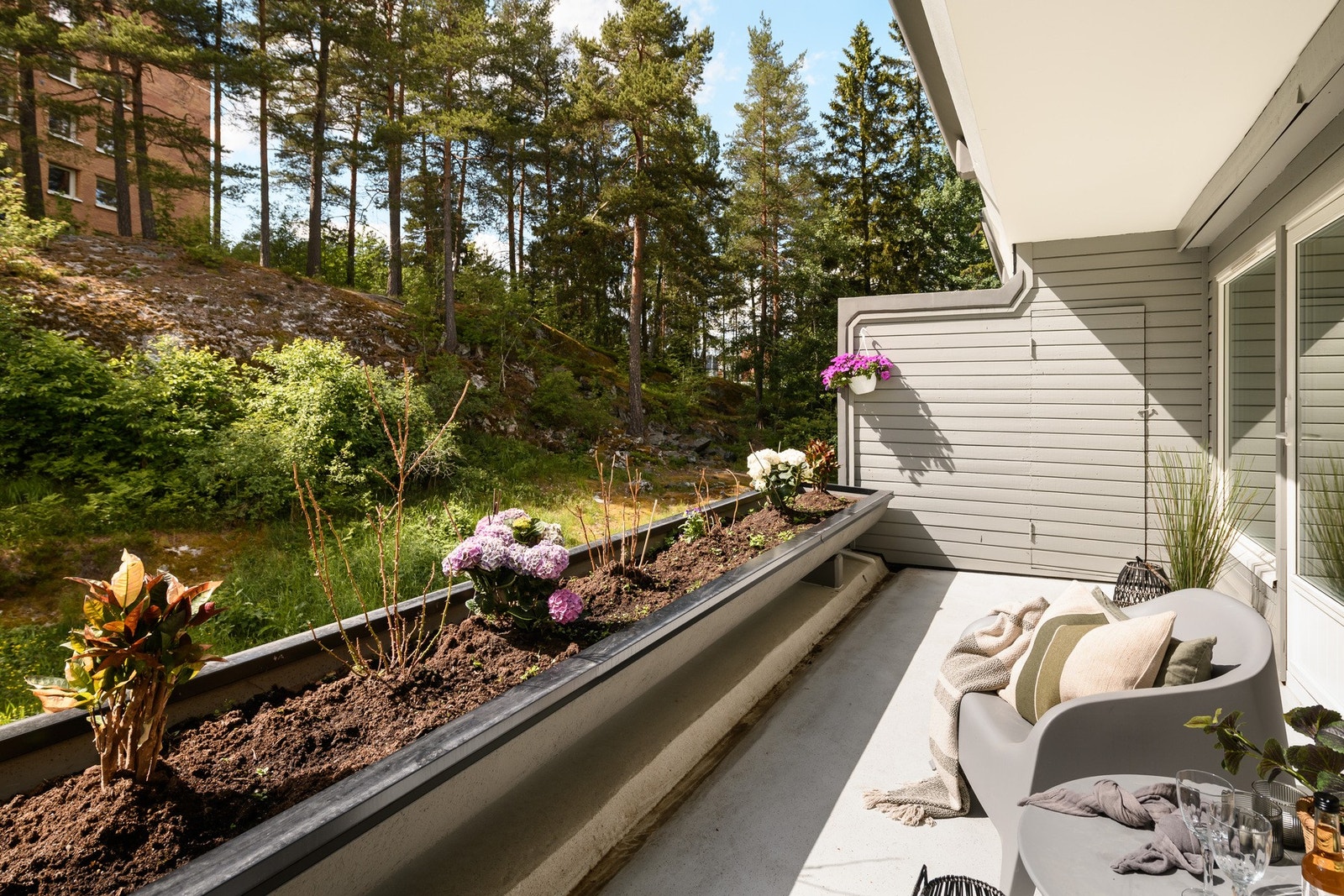 God plass for utemøbler. Galleribilde