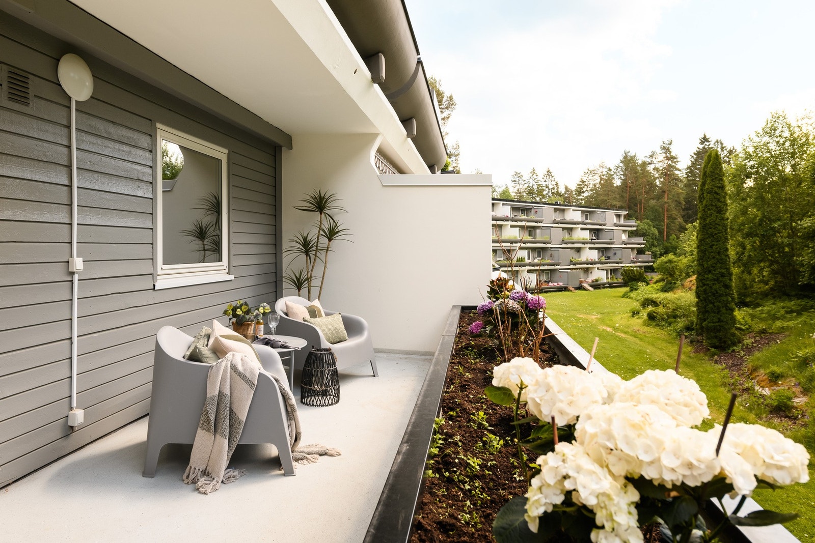 Sydvestvendt terrasse på ca. 12kvm med gode solforhold. Galleribilde