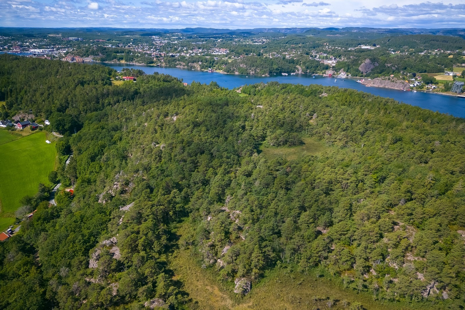 065_Eiendommen grenser inn mot uberørt natur.jpg Galleribilde