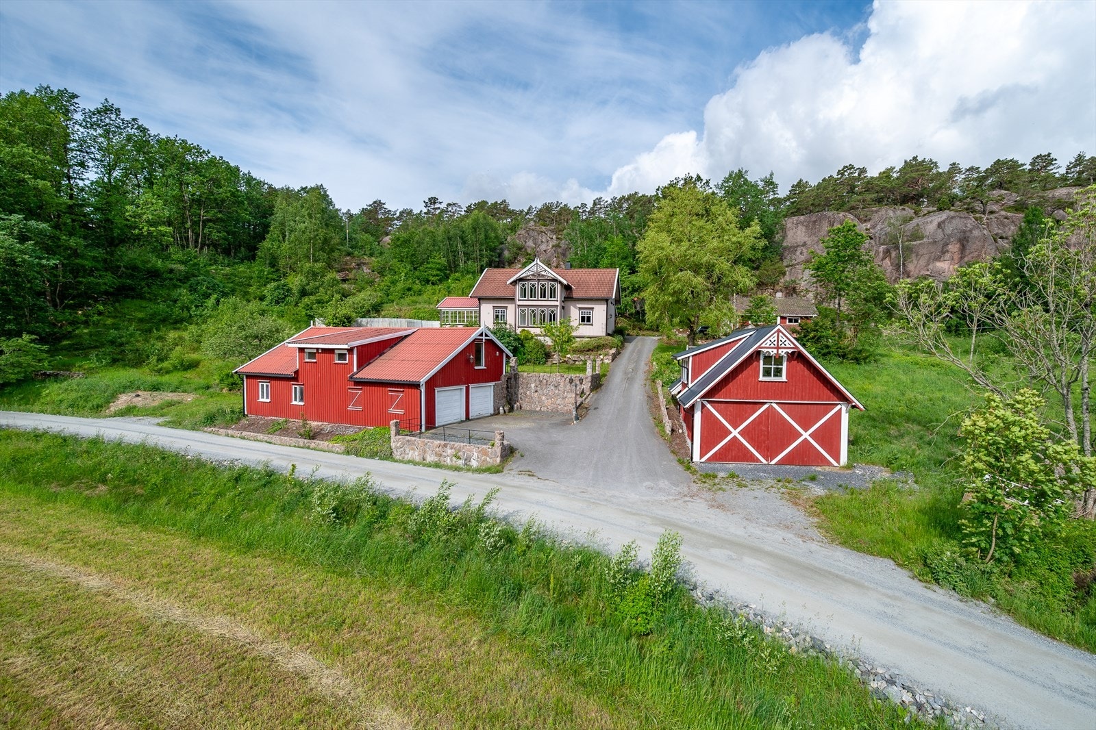 Innholdsrik eiendom med stor bygningsmasse Galleribilde