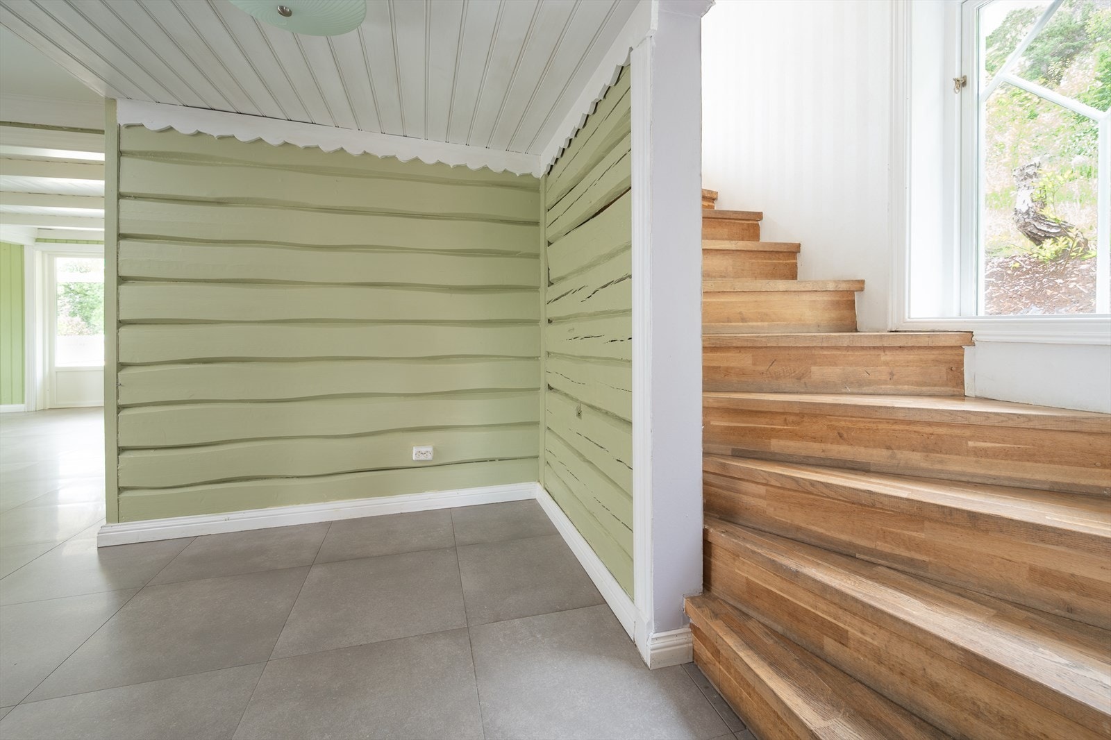 Flislagt hall med trapp Galleribilde
