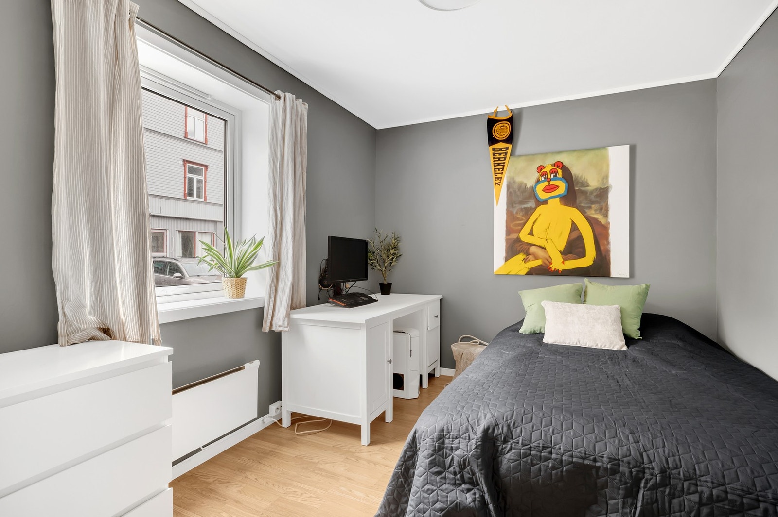 Soverom på 11,5 kvm, her har du god plass til en stor seng og øvrig møblement. Galleribilde