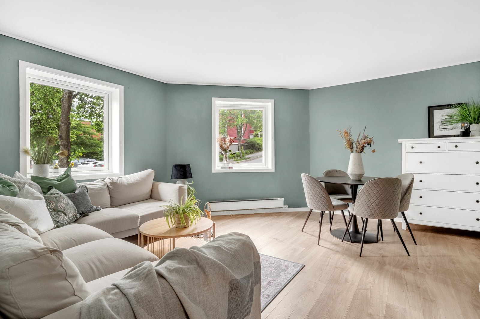 Lys og flott stue som er lett å innrede med både sofagruppe og spisebord. Galleribilde
