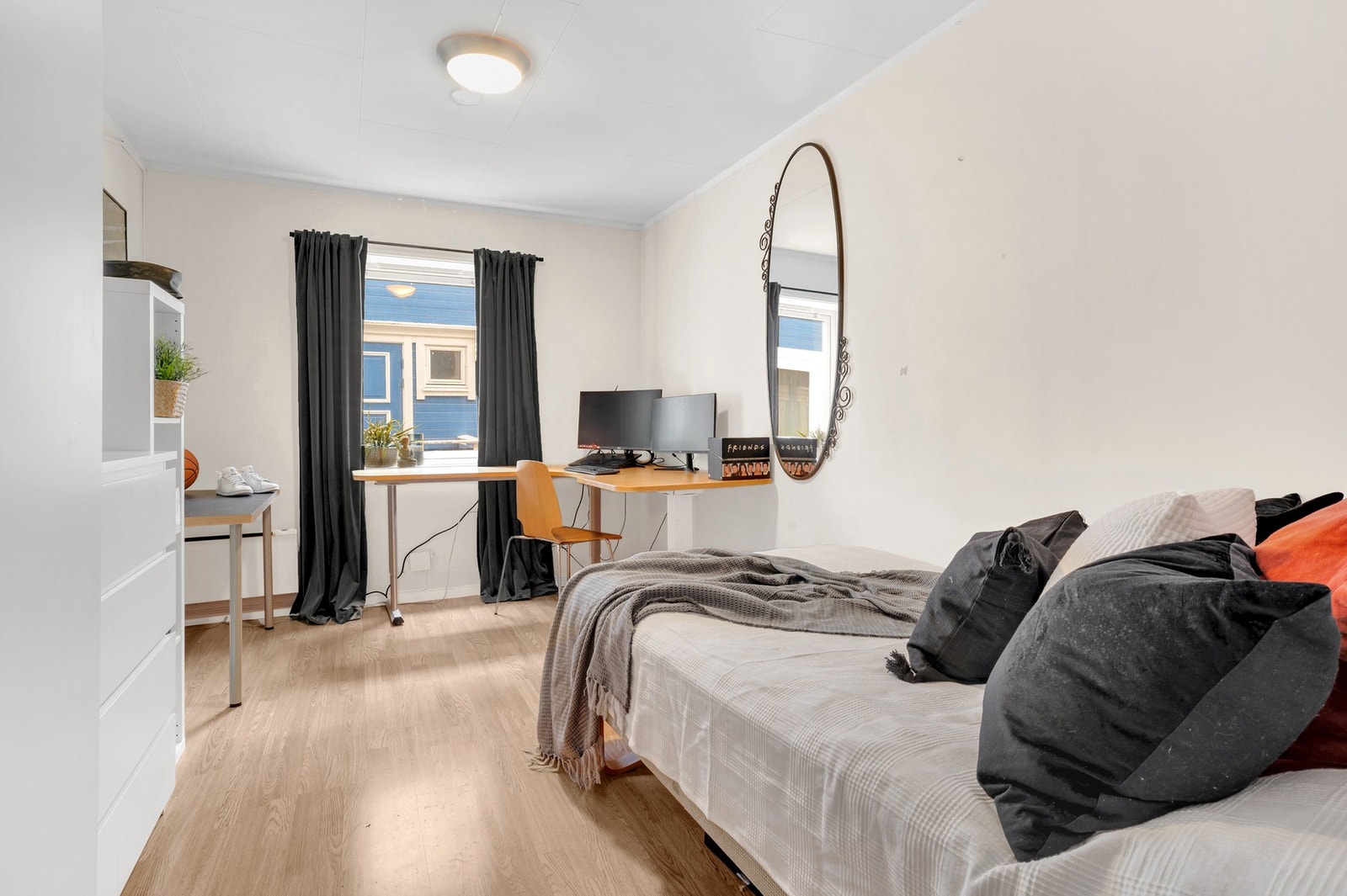 Soverom på 11,8 kvm, her har du god plass til en stor seng og øvrig møblement. Galleribilde