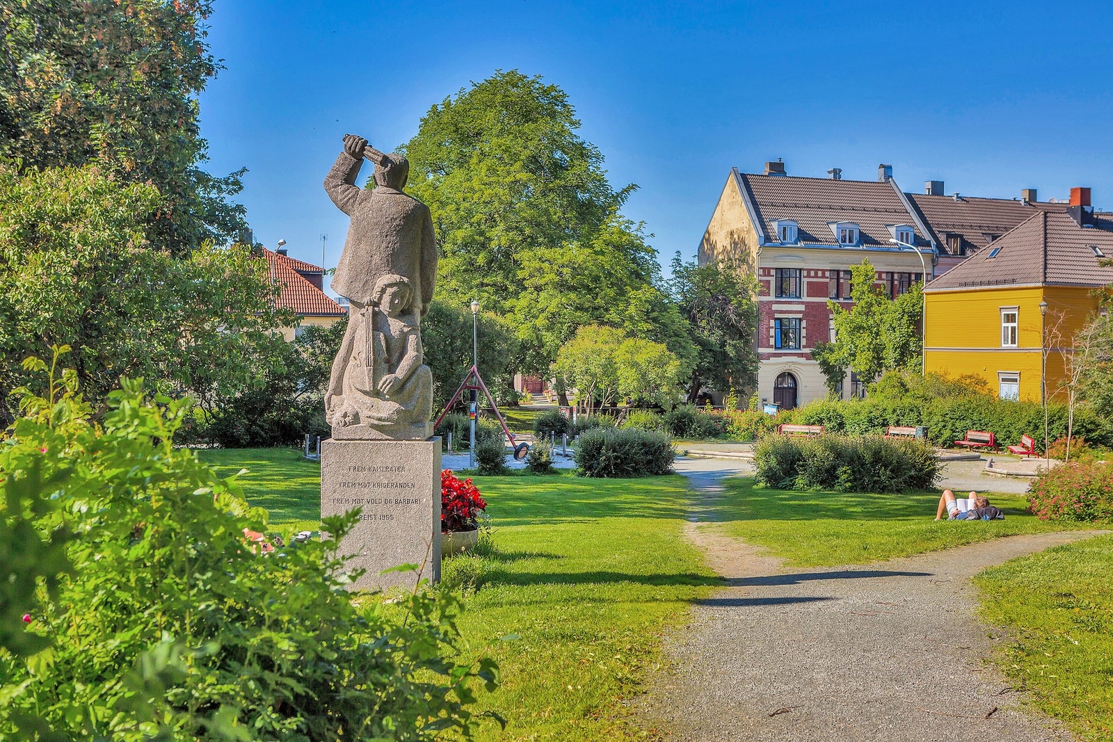 Møllenberg har flere fine parkområder som er ypperlig å benytte i sommerhalvåret. Galleribilde