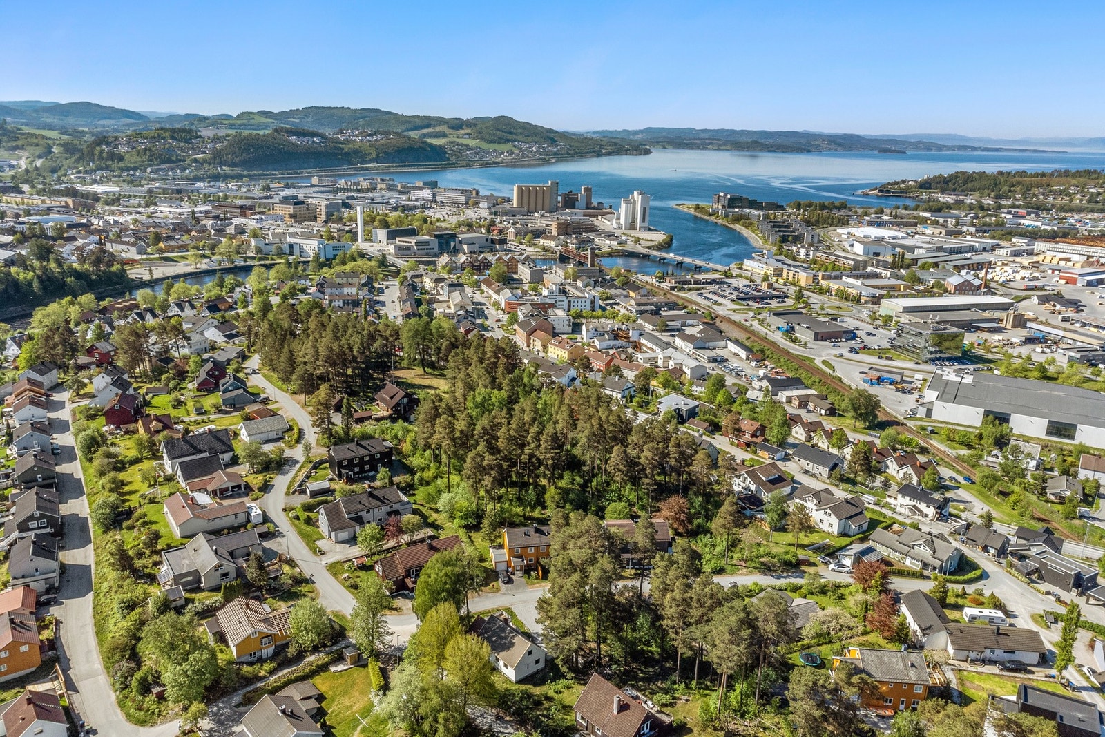 Kort vei til sentrum, barnehage, skoler, idrettsanlegg etc. Galleribilde