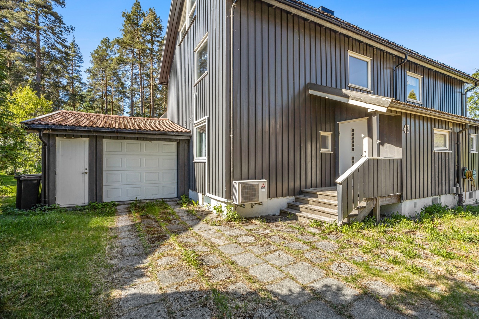 Steinlagt ved inngangspartiet. Garasje - 30 kvm. Galleribilde