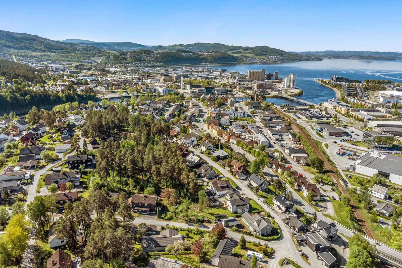 Sentral og attraktiv beliggenhet på Nordsihaugen, med friområde og furuskog like ved tomta. Galleribilde
