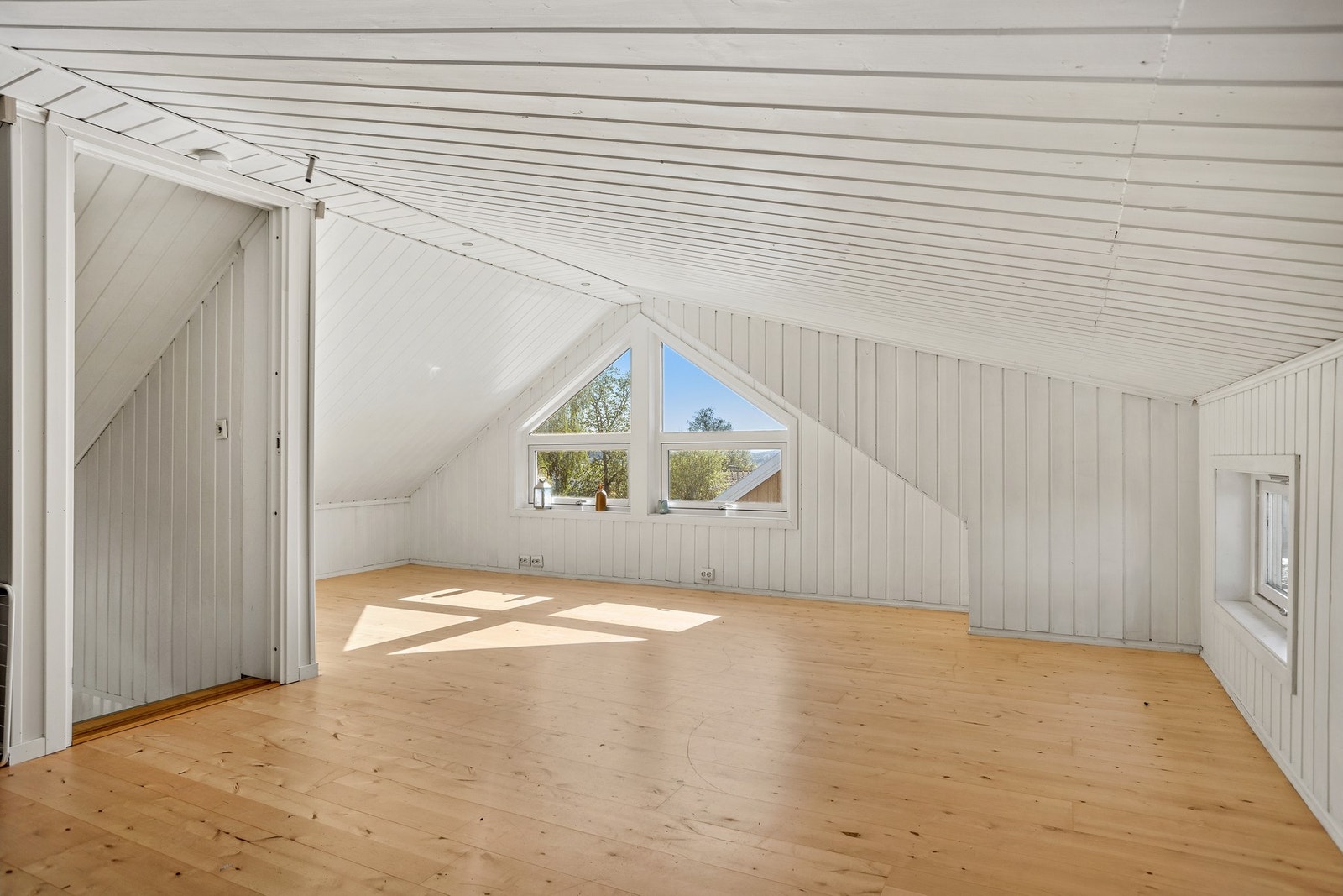 Loftstue med totalt gulvareal på 36 kvm, der 19 kvm er under måleverdig areal. Galleribilde