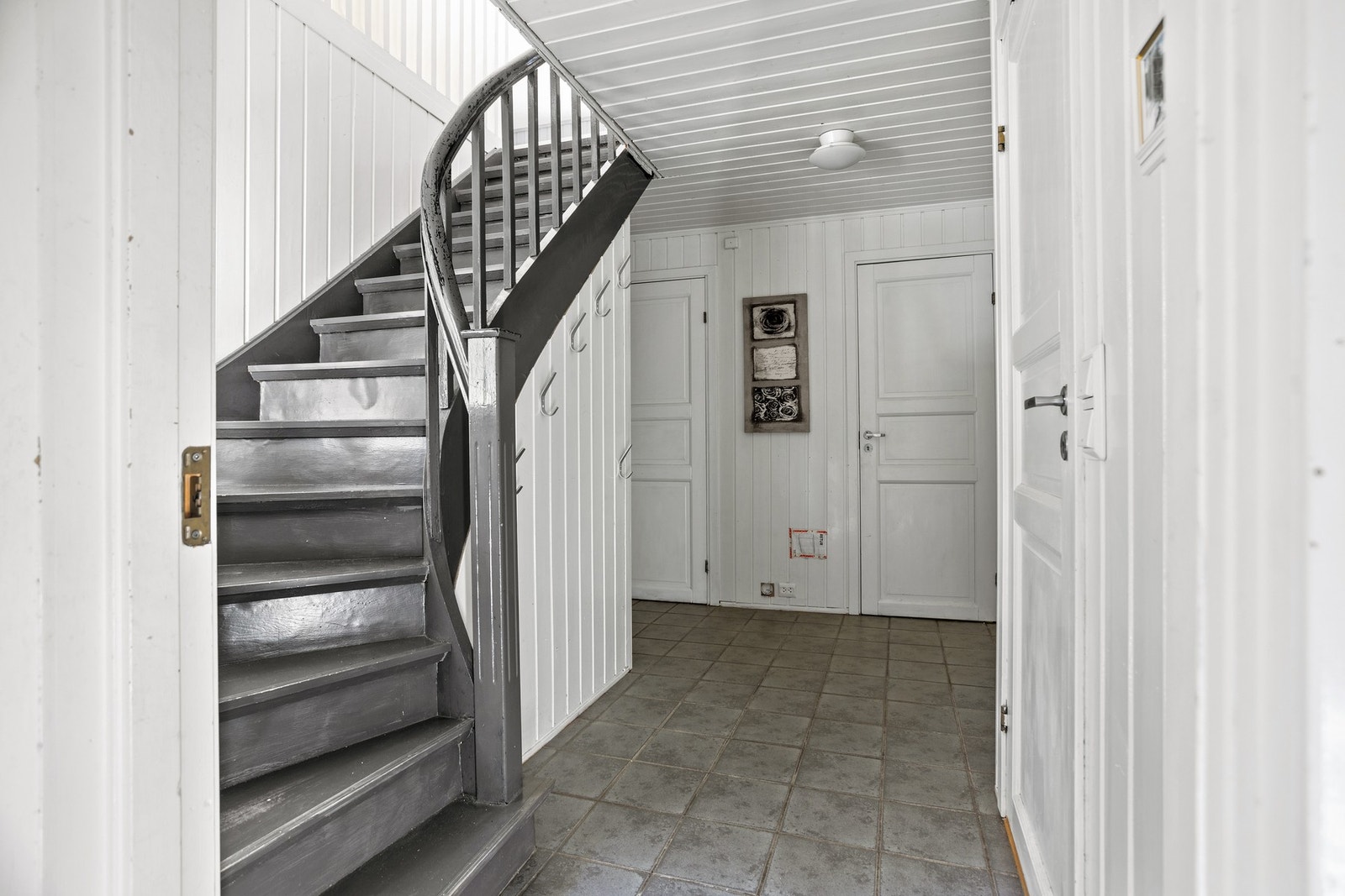 Trapp ned til 1. etg som er innredet med tre soverom, toalett og bad. Galleribilde