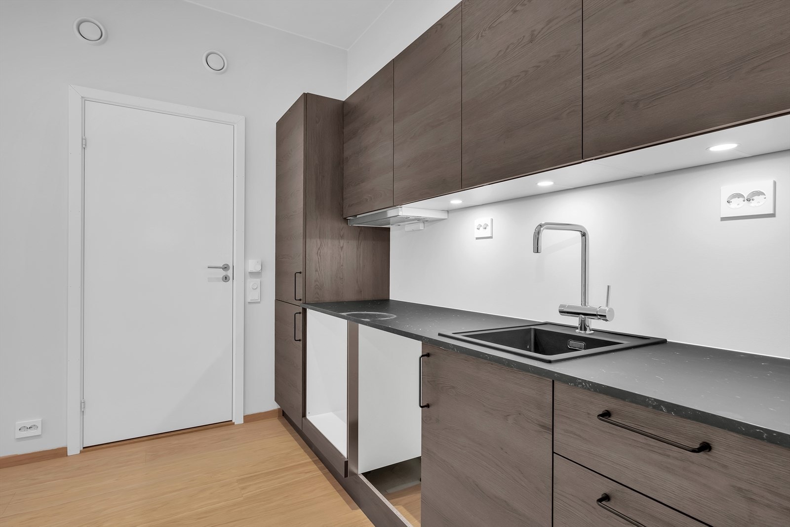 Lekkert kjøkken med innredning fra Strai Galleribilde