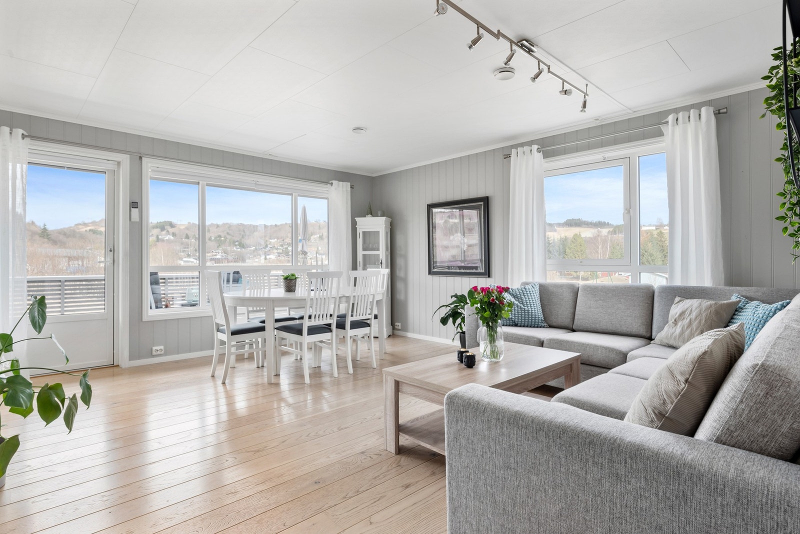 Fra stuen har du direkte utgang til verandaen. Galleribilde