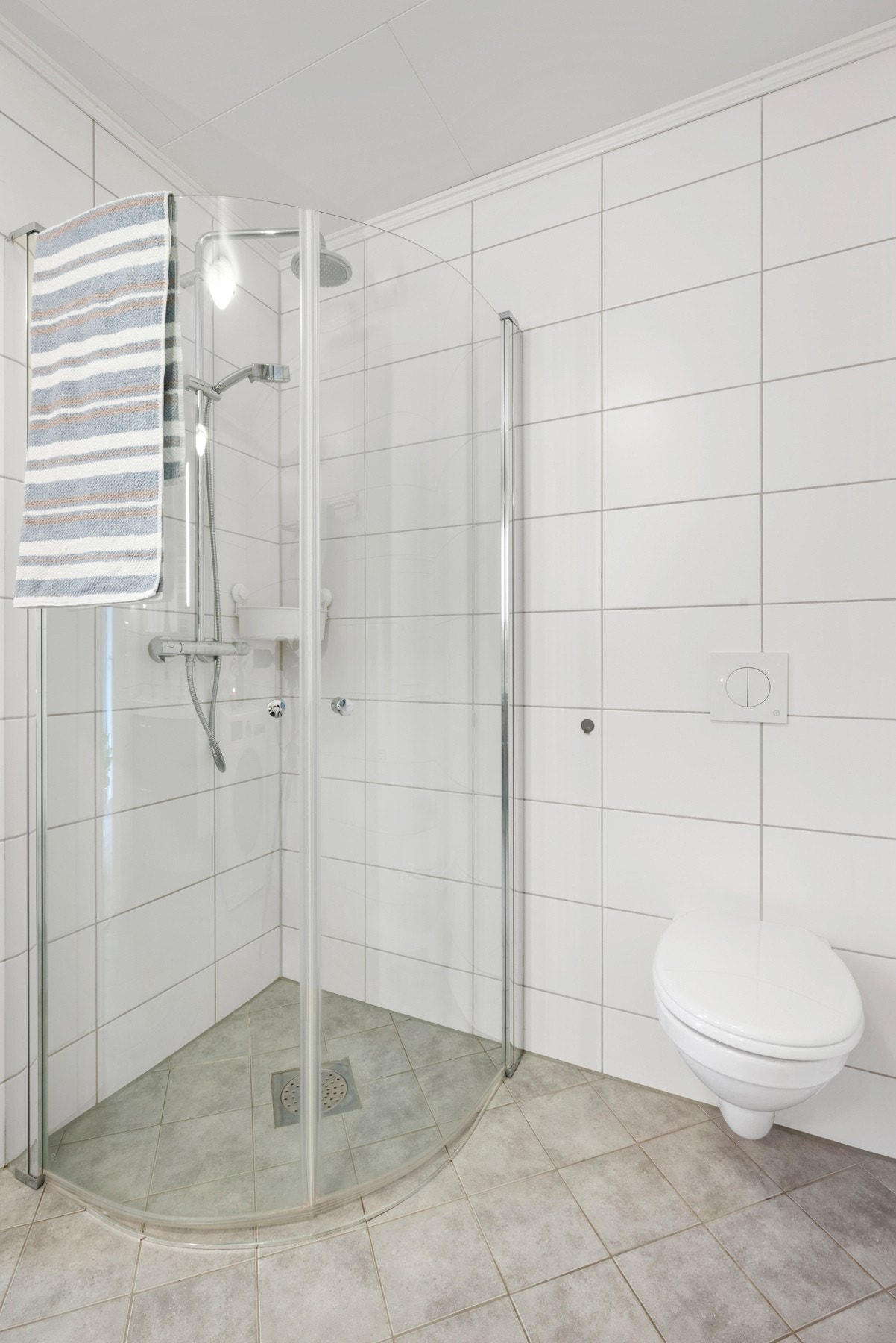 Baderommet er innredet med doble heldekkende servanter, åpen dusjløsning med vegghengte dusjdører, vegghengt klosett og opplegg til vaskemaskin. Galleribilde