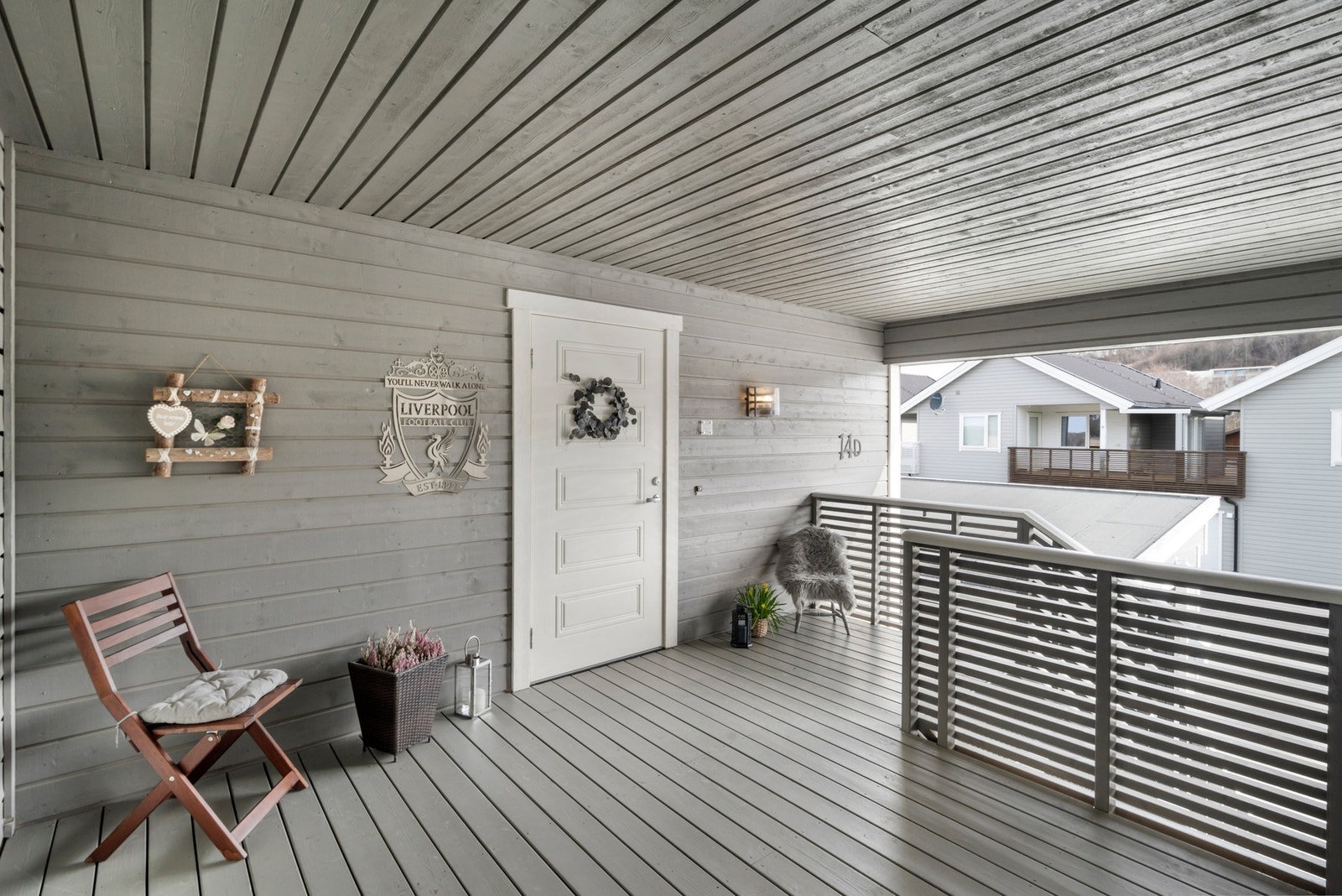 Inngangsparti med takoverbygg. Leiligheten disponerer egen utvendig bod på samme plan. Galleribilde