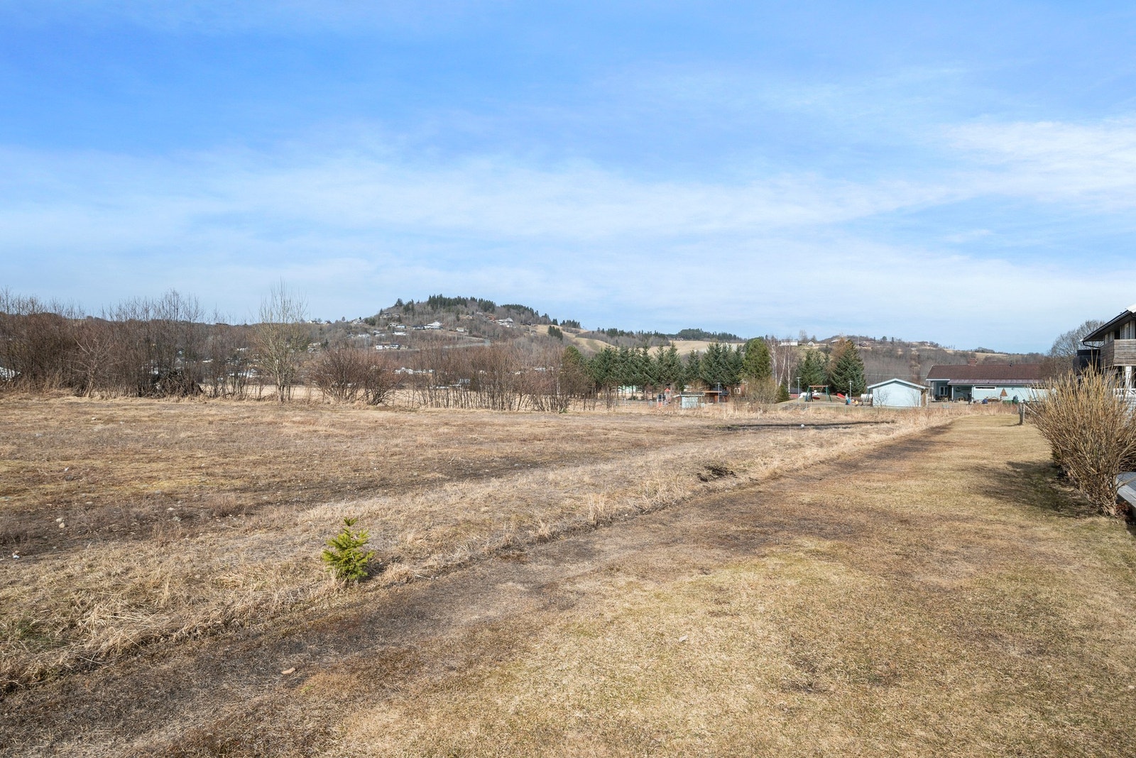 Eiendommen sogner til Gimse skole. Fra eiendommen er det ca. 550 meter, med
skolevei for barna. Galleribilde