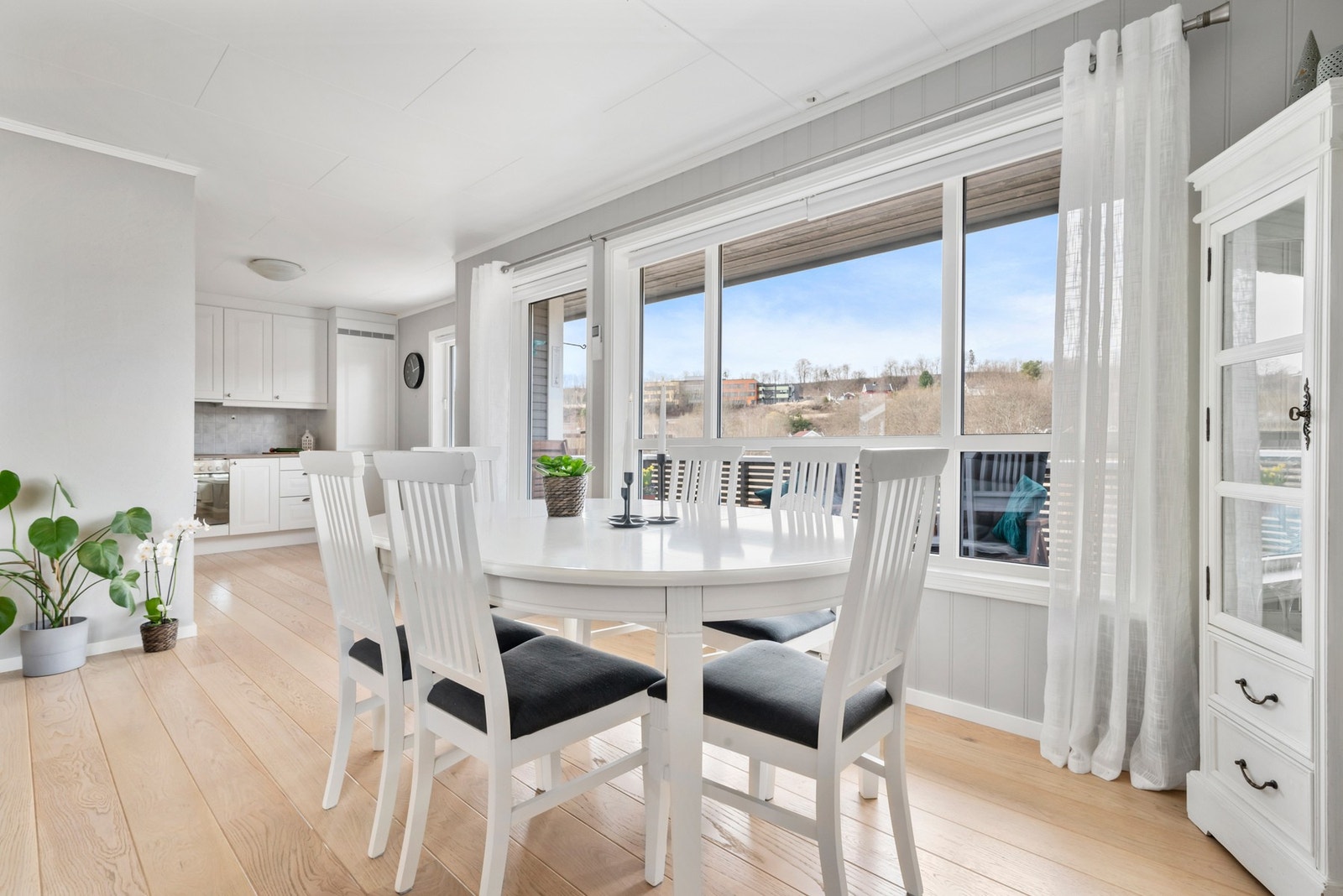 Boligen har store vindusflater som gir godt med belysning. Galleribilde