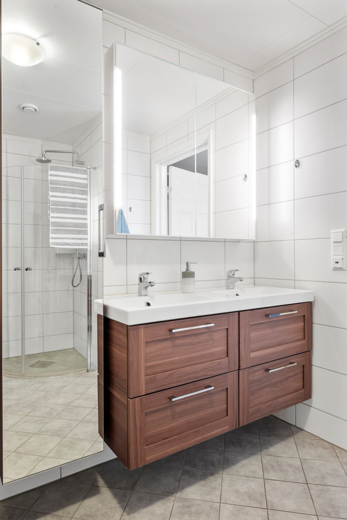 Speilskap med integrert lys og veggskap med speildør. Galleribilde