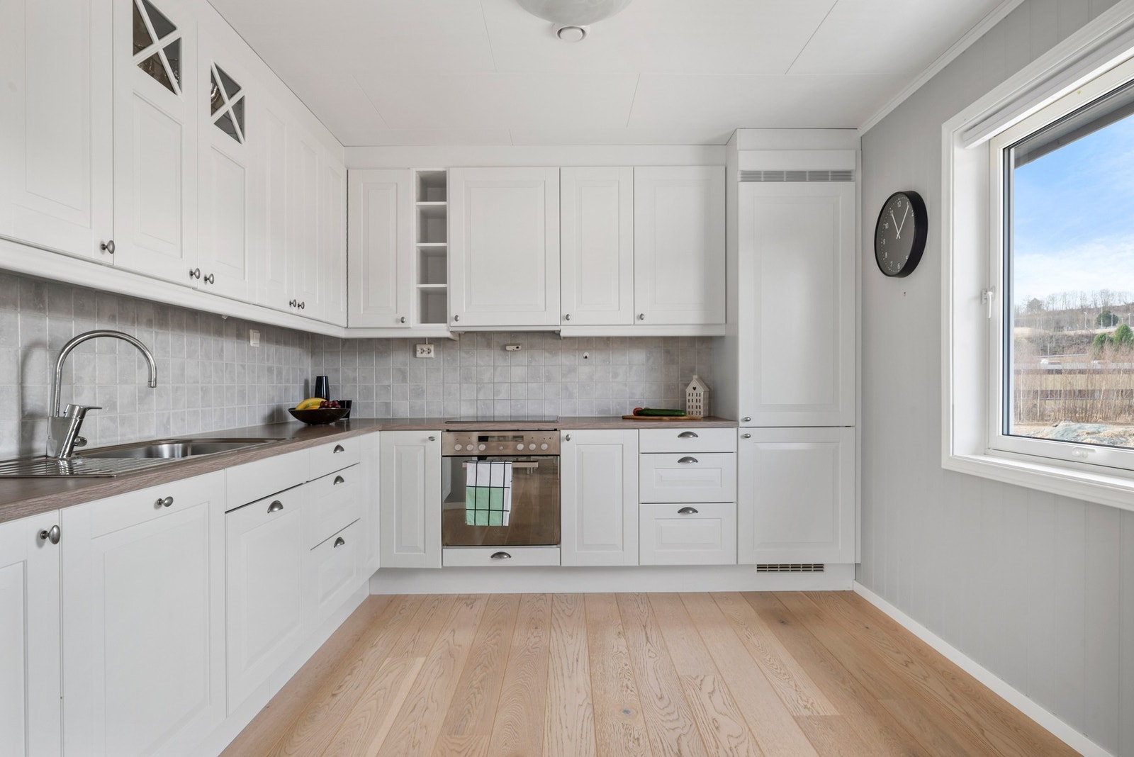 Romslig kjøkken med mye skapplass. Galleribilde