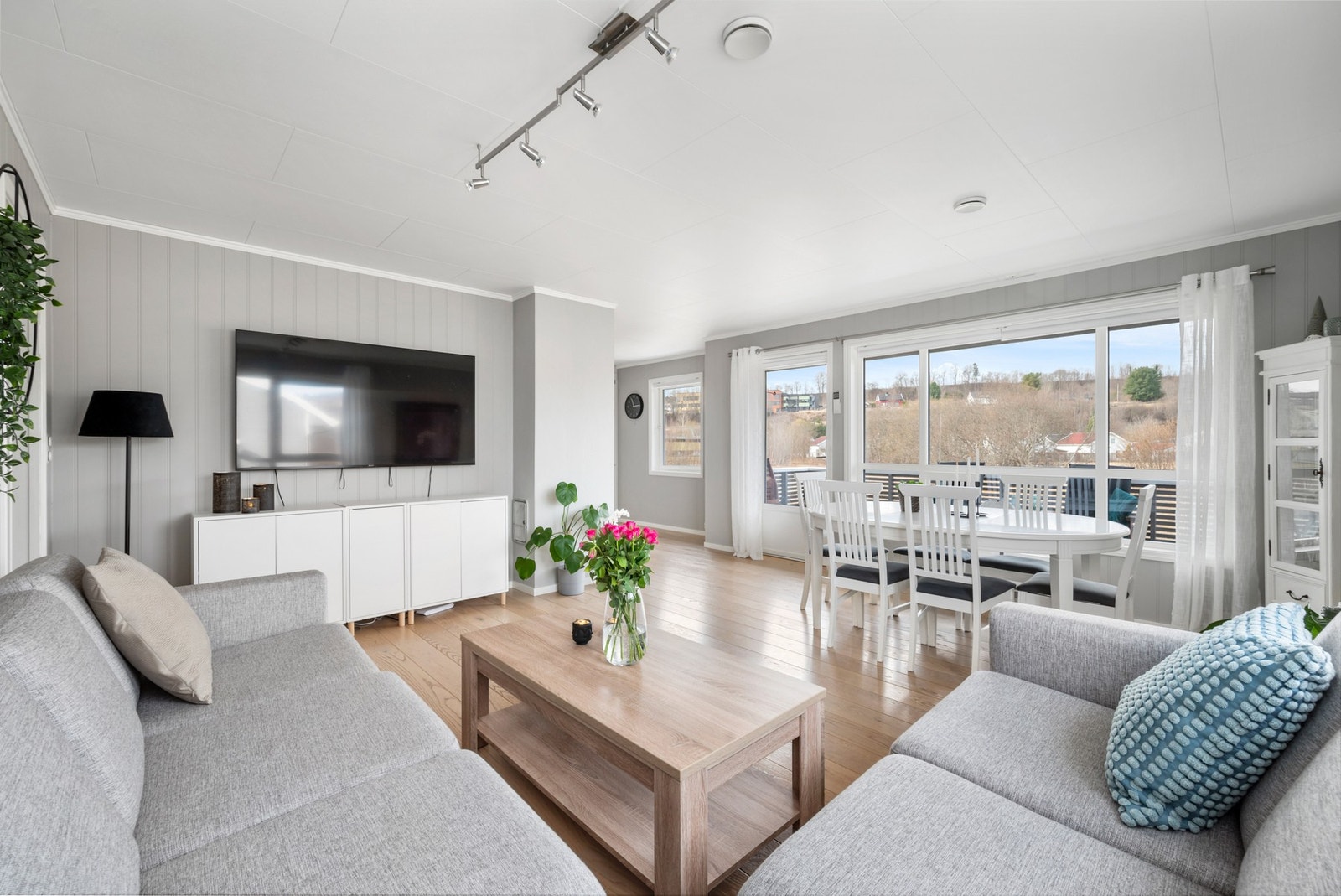 Boligen har en delvis åpen stue/kjøkkenløsning på totalt 33m². Galleribilde