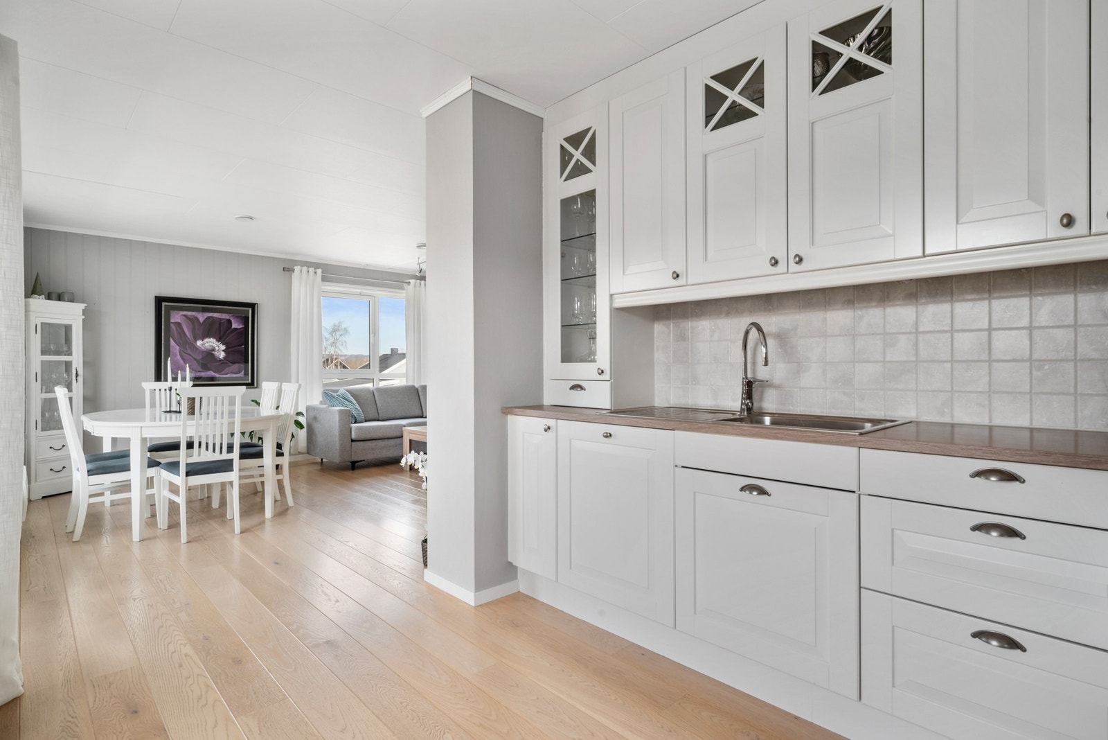 Det er integrert komfyr, kjøl/fryseskap og oppvaskmaskin. Galleribilde