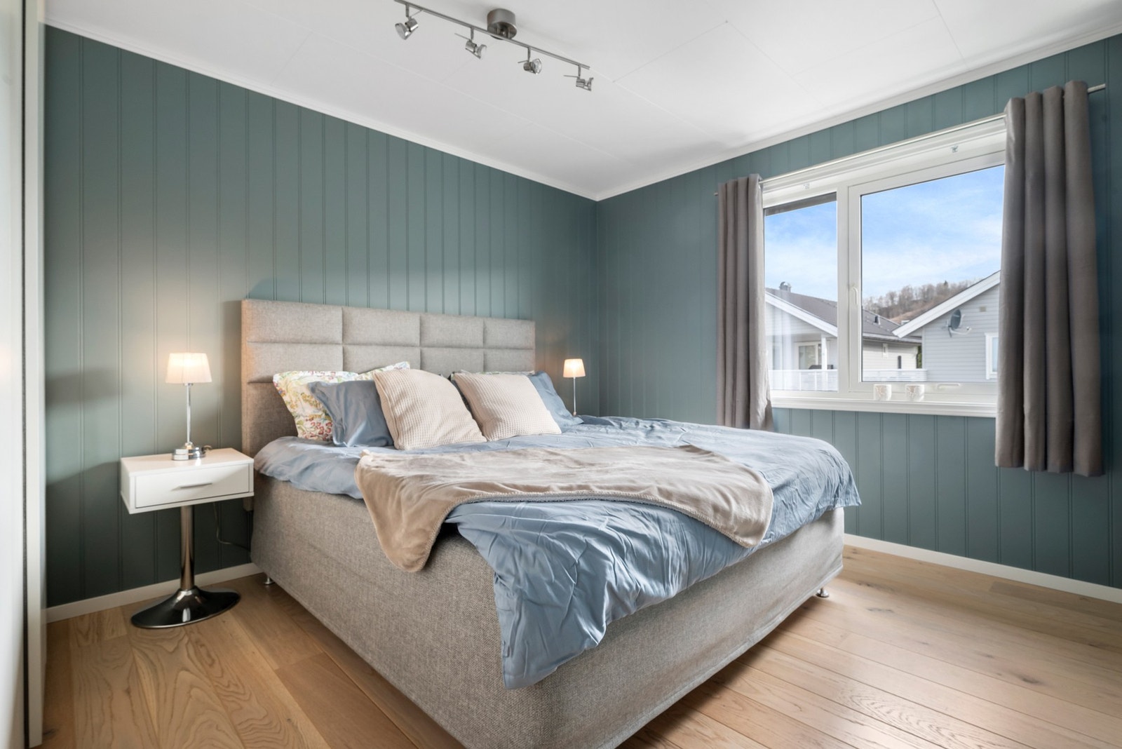 Soverom 1 er på 12m² med skyvedørsgarderobe. Galleribilde