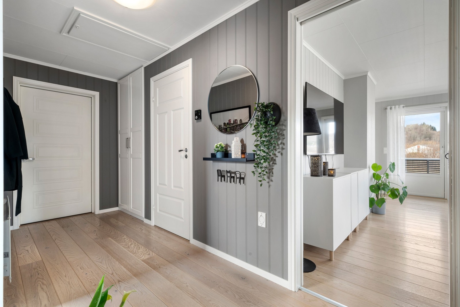 Gang/entre med adkomst til kaldloft via luke i himling. Galleribilde