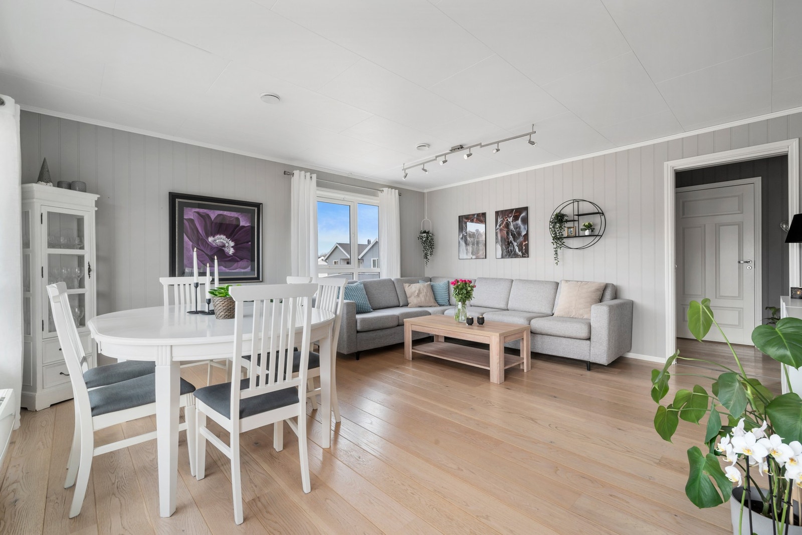 Her har du plass til både sofahjørne og spisegruppe. Galleribilde