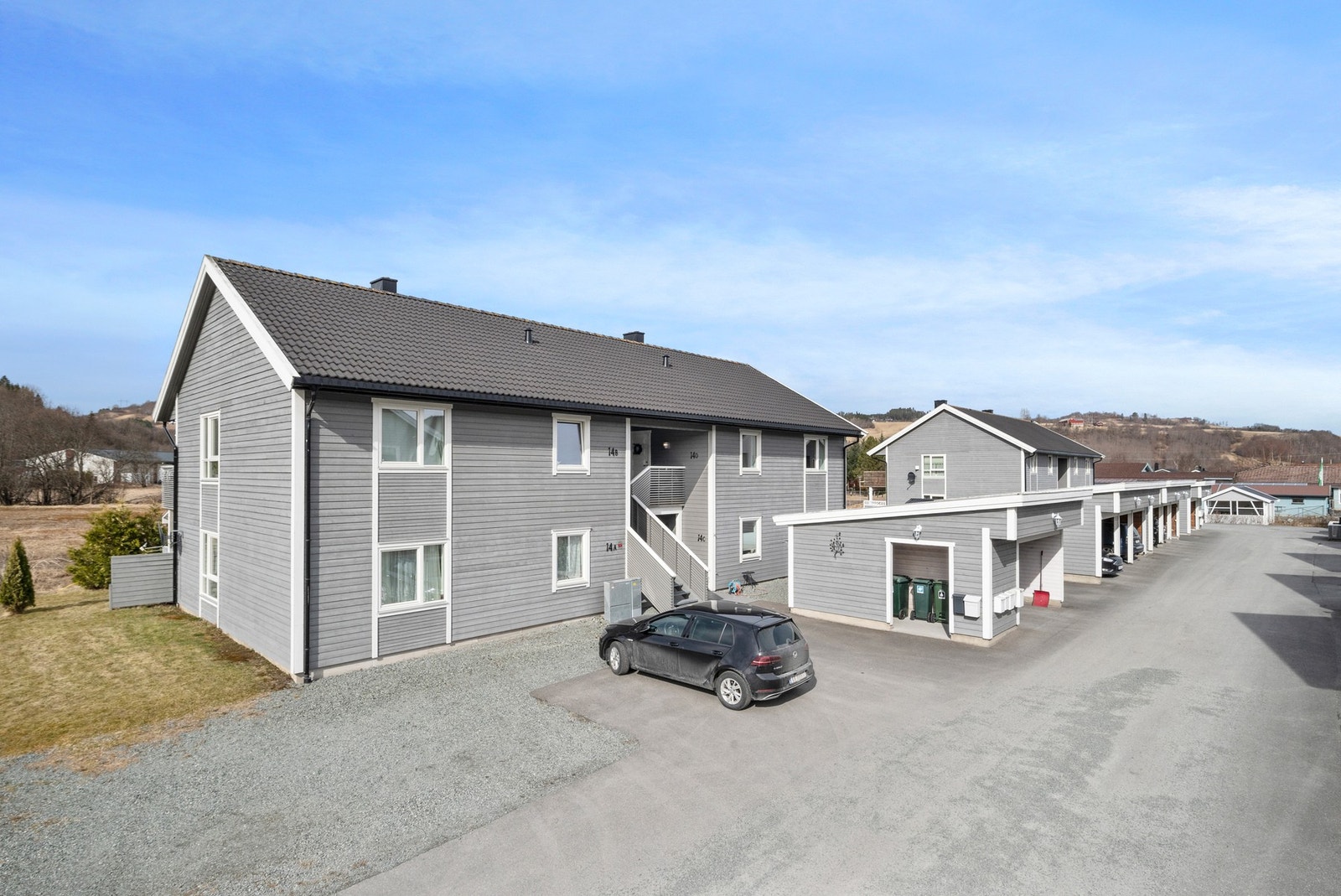 Til Melhus sentrum er det ca. 700 meter. Her er det et rikelig tilbud av de fleste servicefunksjoner. Galleribilde