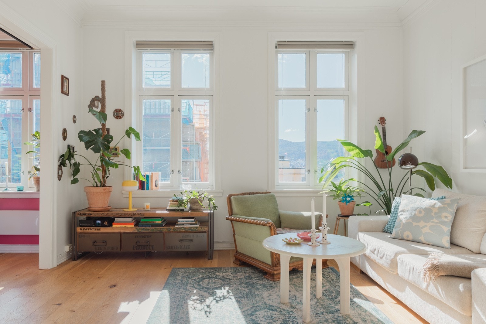 3 meter takhøyde på det høyeste, godt med naturlig lys og god plass til både sofa- og spisegruppe. Galleribilde