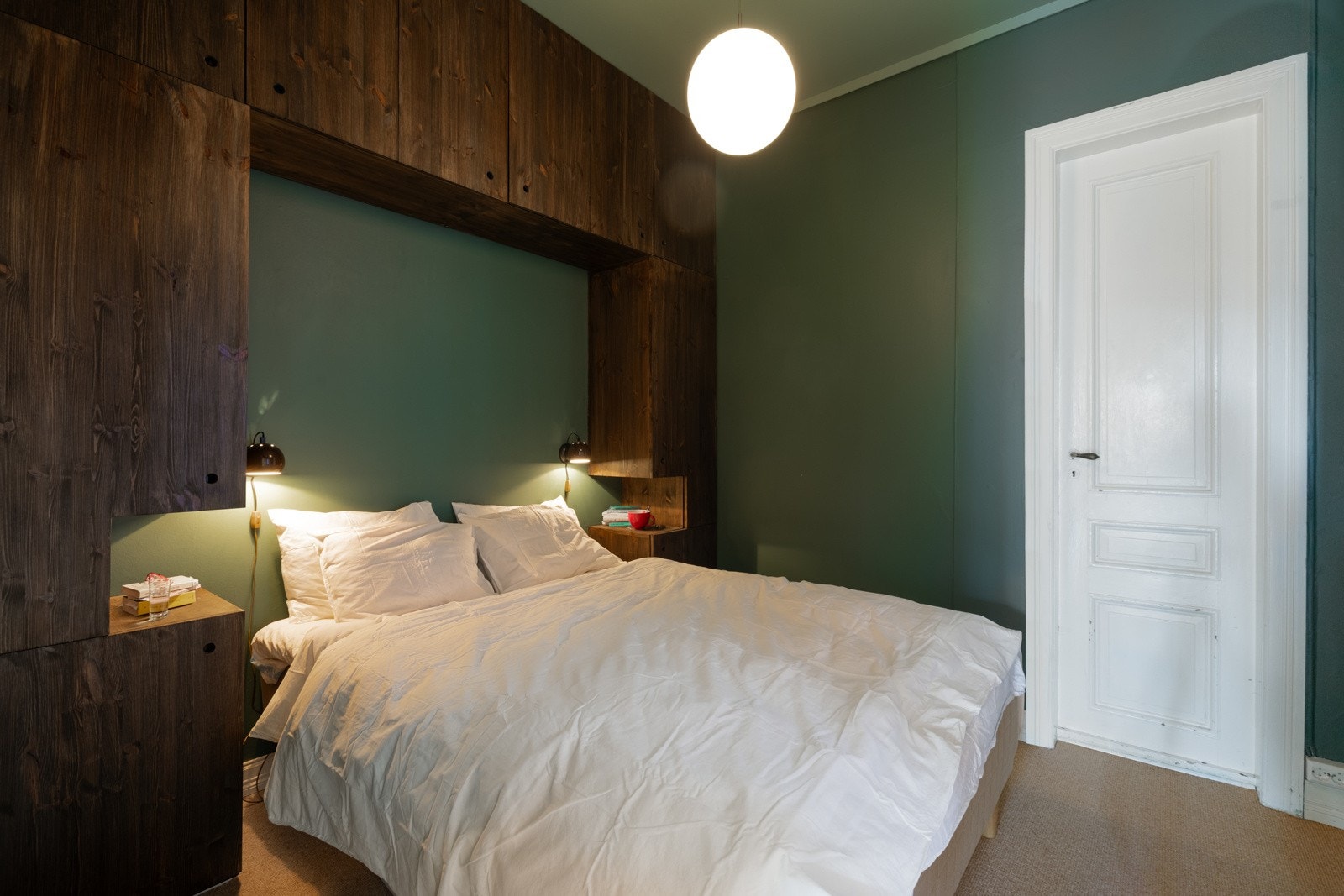 Soverommet har fått nytt gulv med gulvteppe i allergivennlig ull. Galleribilde