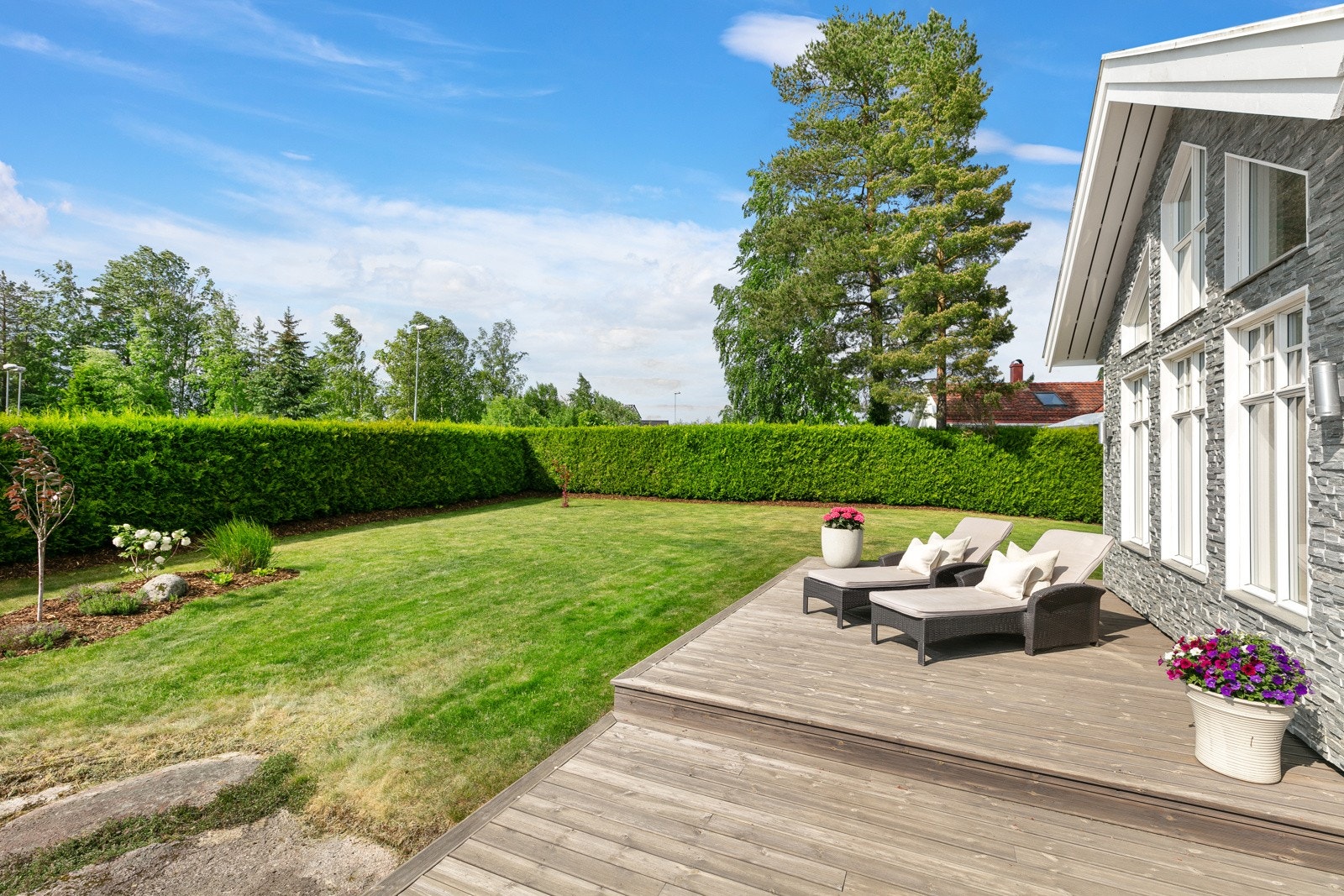 Det er kveldssol på terrassesiden av huset Galleribilde