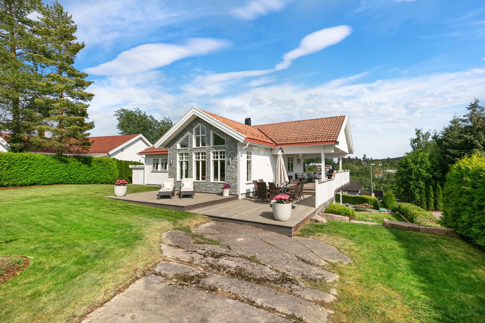 Meget velhold og flott hage Galleribilde