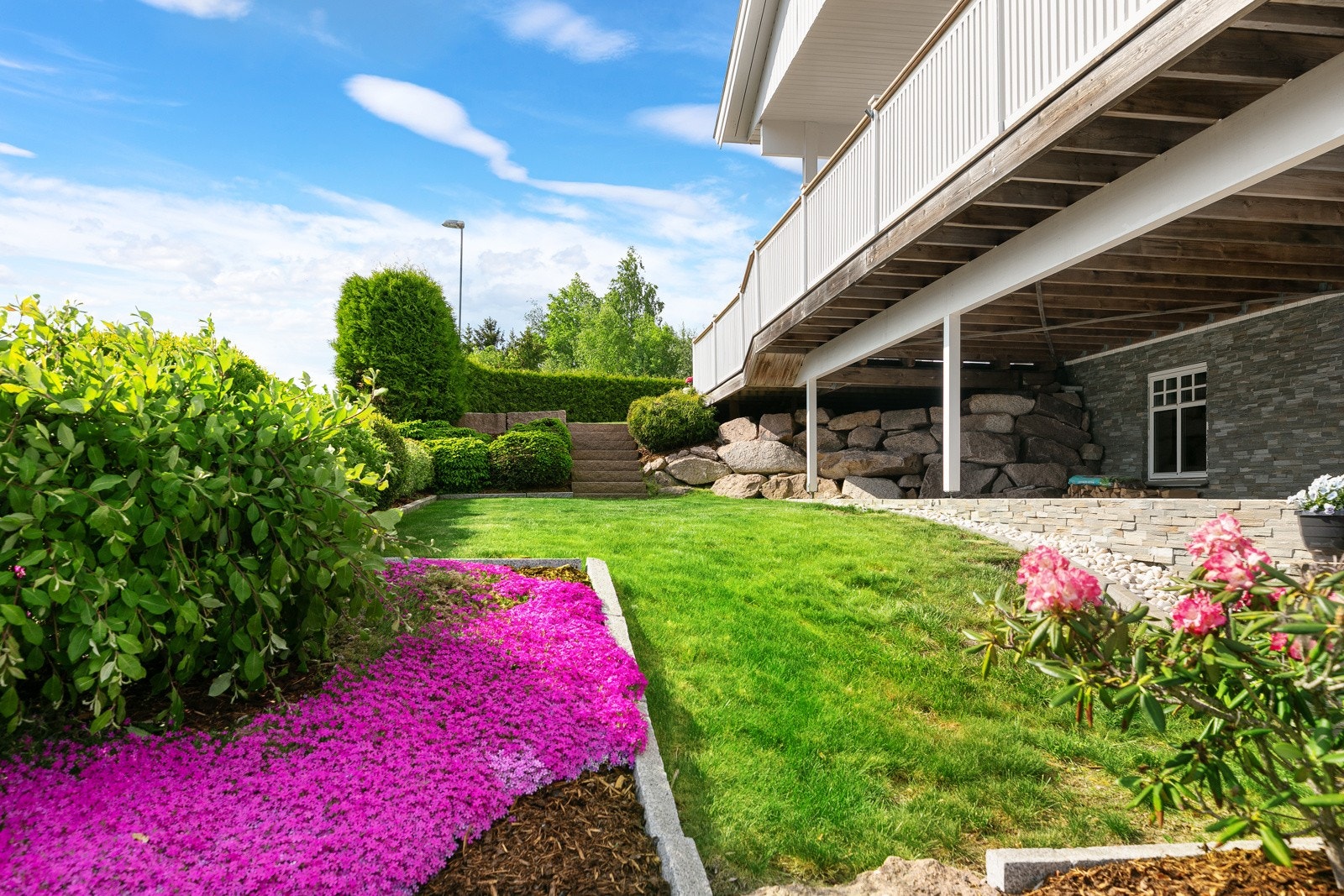 Carport under terrasse Galleribilde
