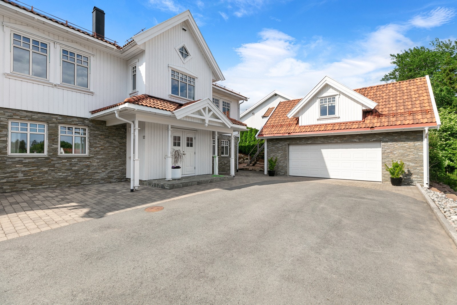 Det parkering i dobbel garasje, carport og i gårdsplassen Galleribilde