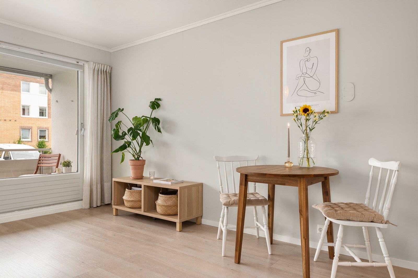 Her vil du bo med forutsigbare bokostnader med både internett, kabel-TV, kommunale avgifter, trappevask m.m. inkludert i de månedlige felleskostnadene. Galleribilde