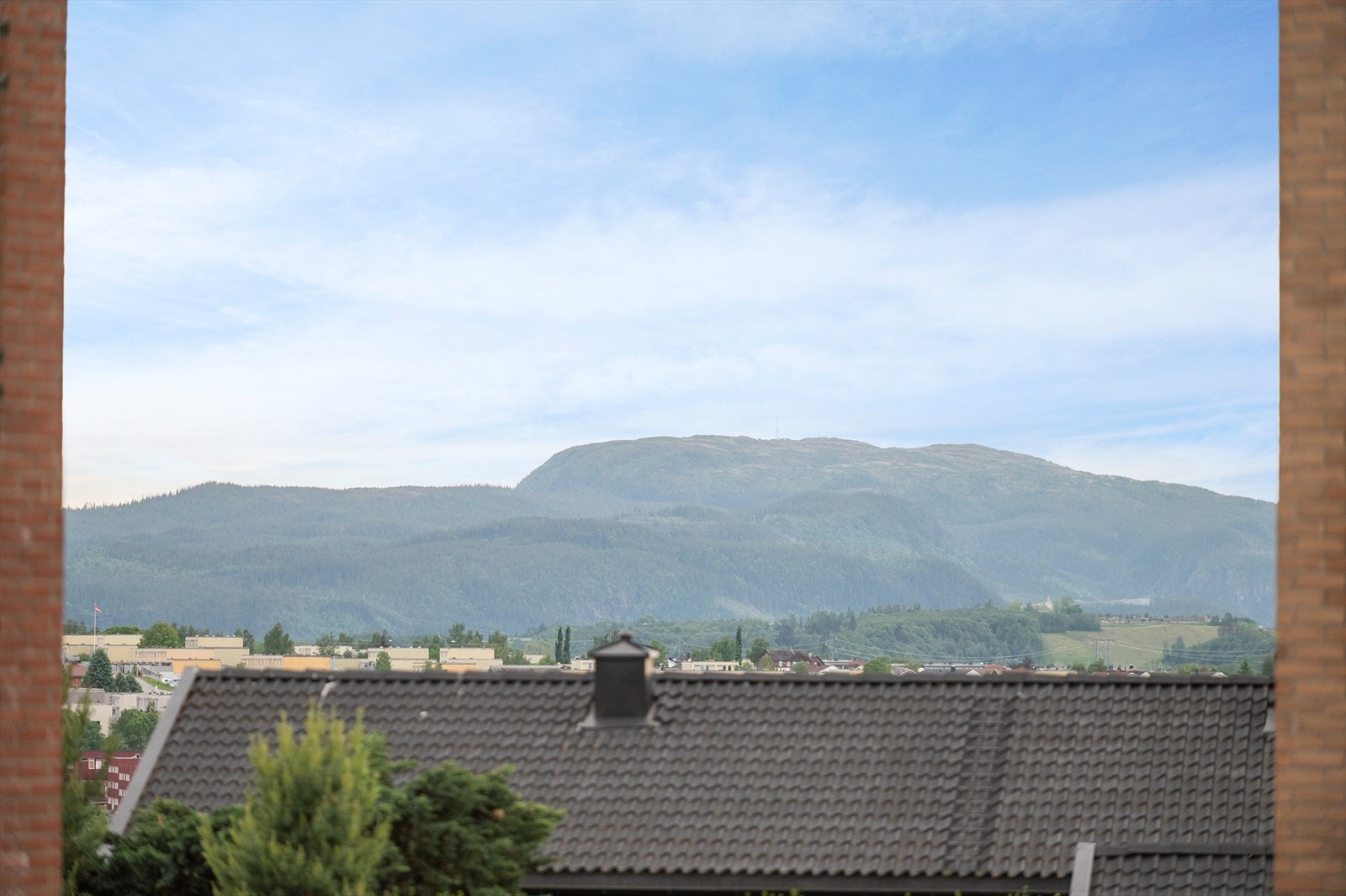 Beliggenheten i borettslaget kan by på en flott utsikt fra nabolagets flere fellesområder. Det er etablert en felleshage med ti pallekarmer hvor det blir plantet variert utvalg nyttevekster hvert år. Her kan man samles for en hyggelig prat med naboer. Galleribilde