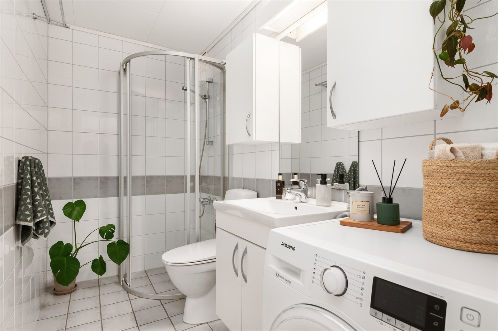 Baderommet på 4 m² er flislagt fra topp til tå med gulvvarme som sikrer deg en god start på dagen. Her har man god plass til oppbevaring av håndduker og baderomsartikler i innredning og i skap over servant. Galleribilde