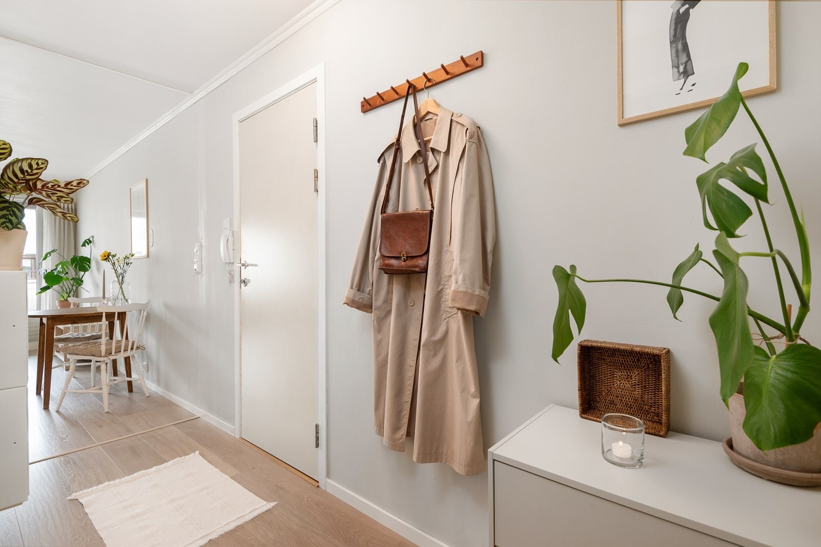 Inngangspartiet er innredet med en praktisk skohylle og en kommode som står for oppbevaring av både yttertøy og sko. Her kan man fint sette inn et større garderobeskap ved behov. Galleribilde