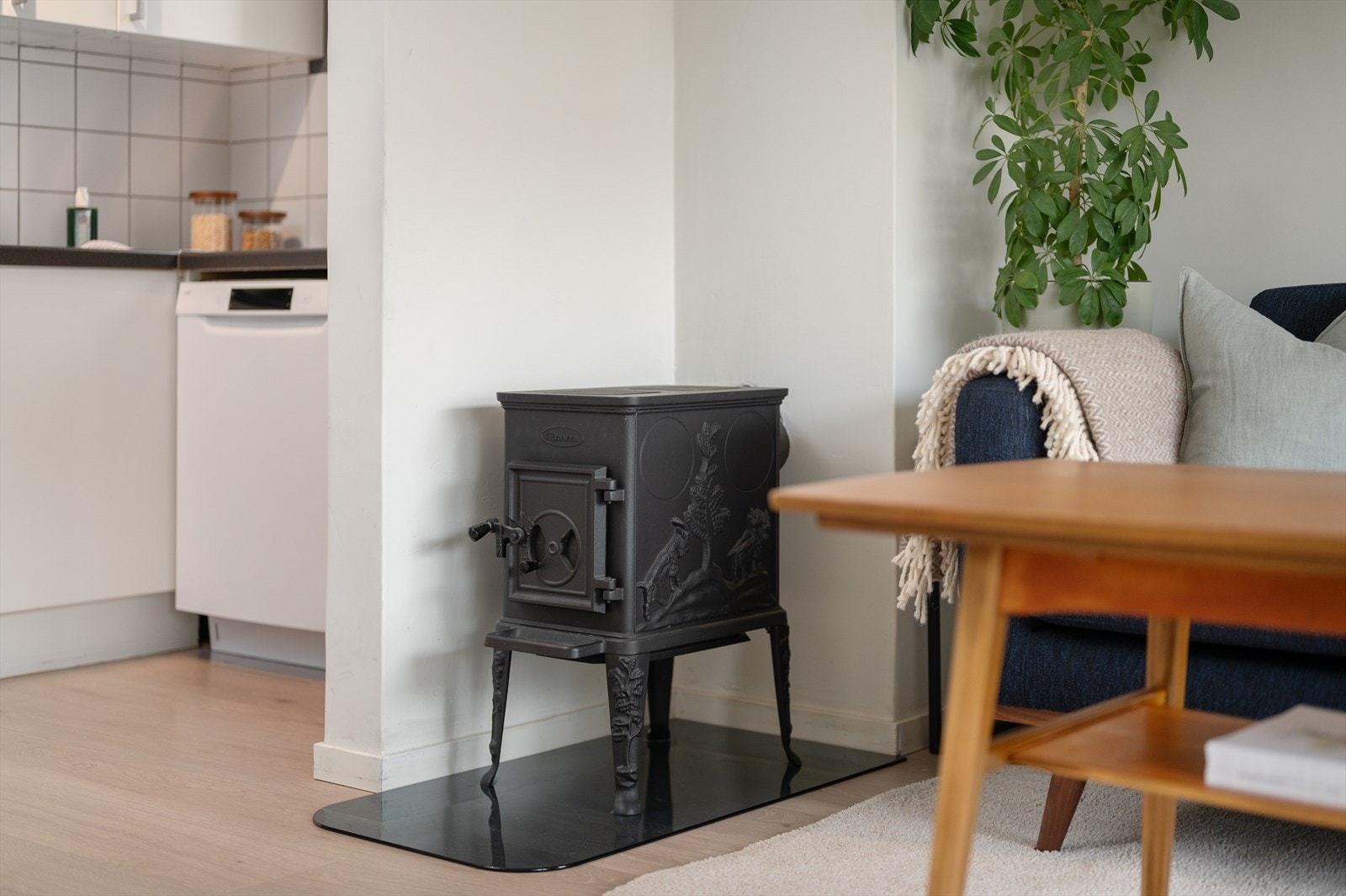 En hyggelig peisinnsats står for en lun og hyggelig varme på høst-, vår-, og vinterstid. Utenom dette oppvarmes leiligheten gjennom varmekabler i gulv på stue, kjøkken og bad. Galleribilde