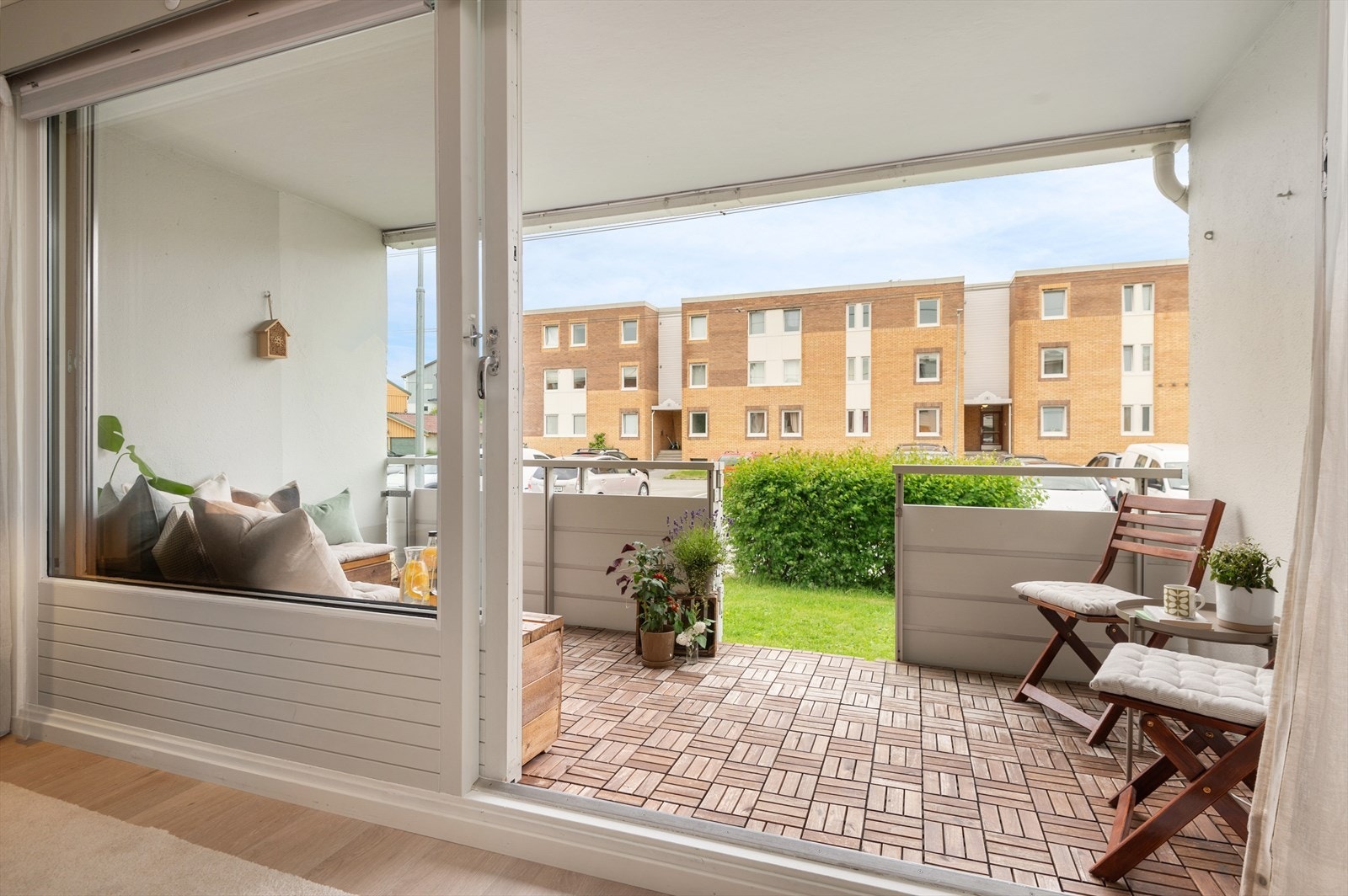 Fra stuen er det direkte utgang til egen overbygd terrasse på 8 m² med nydelig ettermiddags- og kveldssol ifølge selger. Uterommet fungerer enkelt som en forlengelse av oppholdsrommet på vår- og sommerhalvåret. Galleribilde