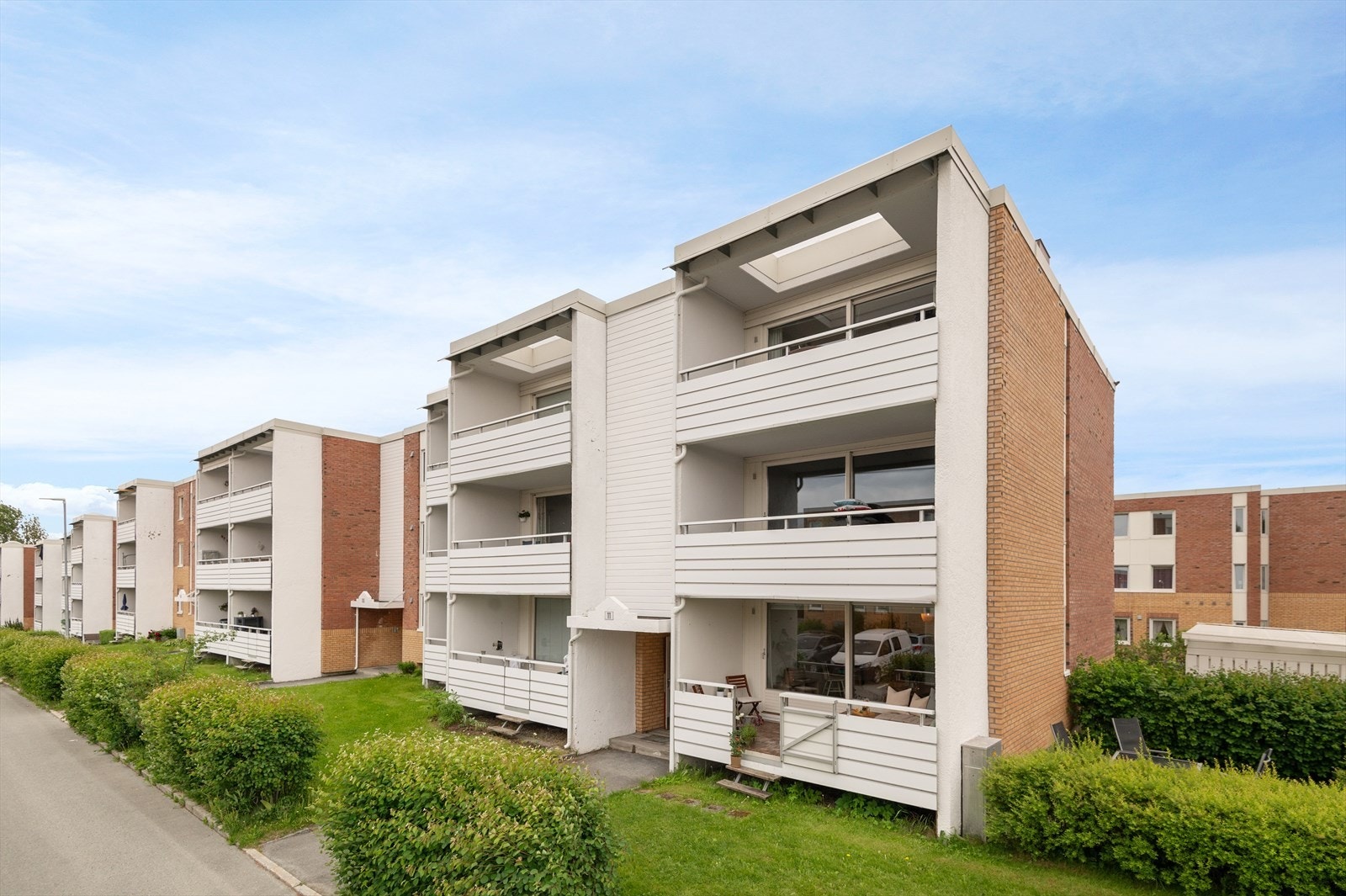 Det er gode parkeringsmuligheter i nabolaget hvor både beboere og besøkende kan parkere fritt på borettslagets tomt. Det er også mulighet for å reservere egen plass med elbillader og motorvarmer. Garasjeplass må søkes til styret. Galleribilde