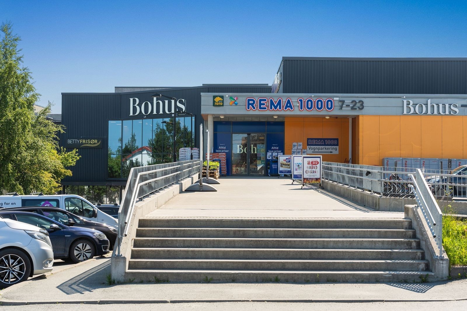 Fra leiligheten er det kort vei til flere dagligvarebutikker. Rema 1000 Moholt ligger ca. 7 minutter gange fra leiligheten, 3 minutter med sykkel og 2 minutter med bil. Galleribilde