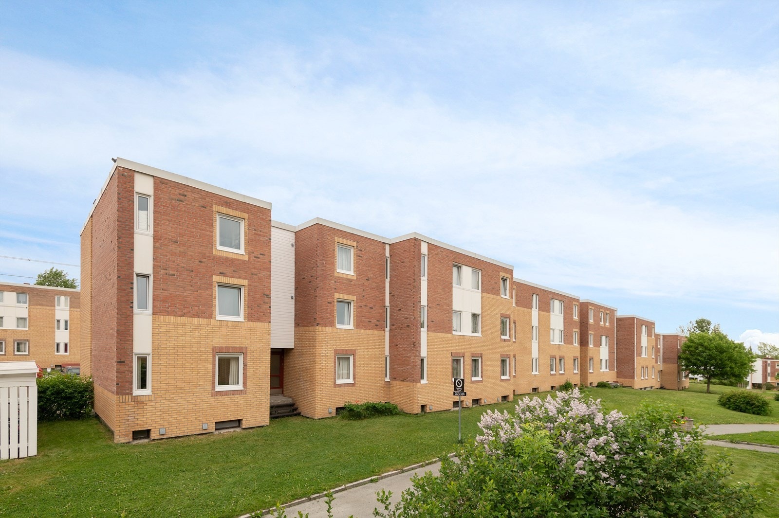 Fra leiligheten er det kort avstand til dagligvarebutikker, bussholdeplass, treningssenter, bensinstasjon, skoler, barnehager, Estenstadmarka og NTNU sine campuser på Dragvoll og Gløshaugen. Velkommen til visning! Galleribilde