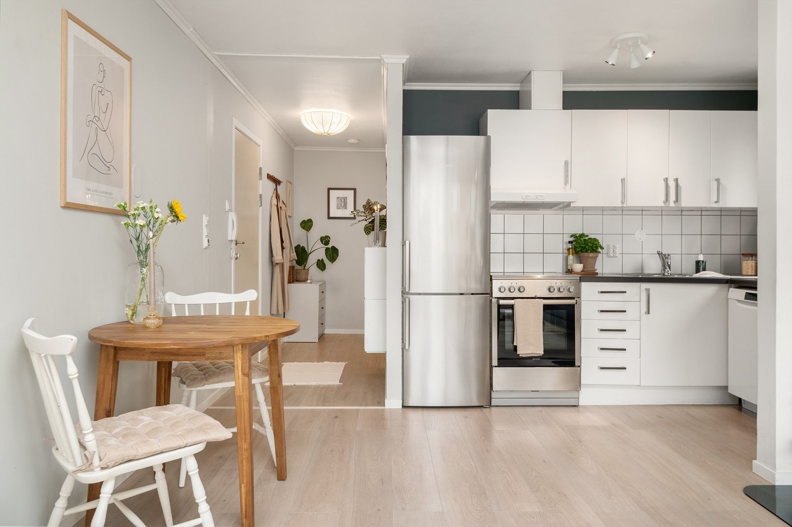 Hjemmets kjøkken er flevert av IKEA, utformet i en L-form med hvite, slette fronter. Her har man godt med skap- og benkeplass for oppbevaring og kokkelering. Kjøkkenet har fått tilstandsgrad 1 i rapport fra takstmann. Komfyr vil medfølge handelen. Galleribilde