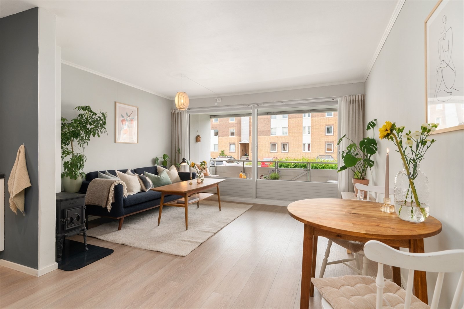 Velkommen til Vestre Moholt-tun 11! Heimdal Eiendomsmegling v/Alexandra Muravskaya har gleden av å presentere en velholdt og lys 2-roms leilighet beliggende i 1. etasje vendt mot grønne omgivelser, i et attraktivt boligområde på Moholt. Galleribilde