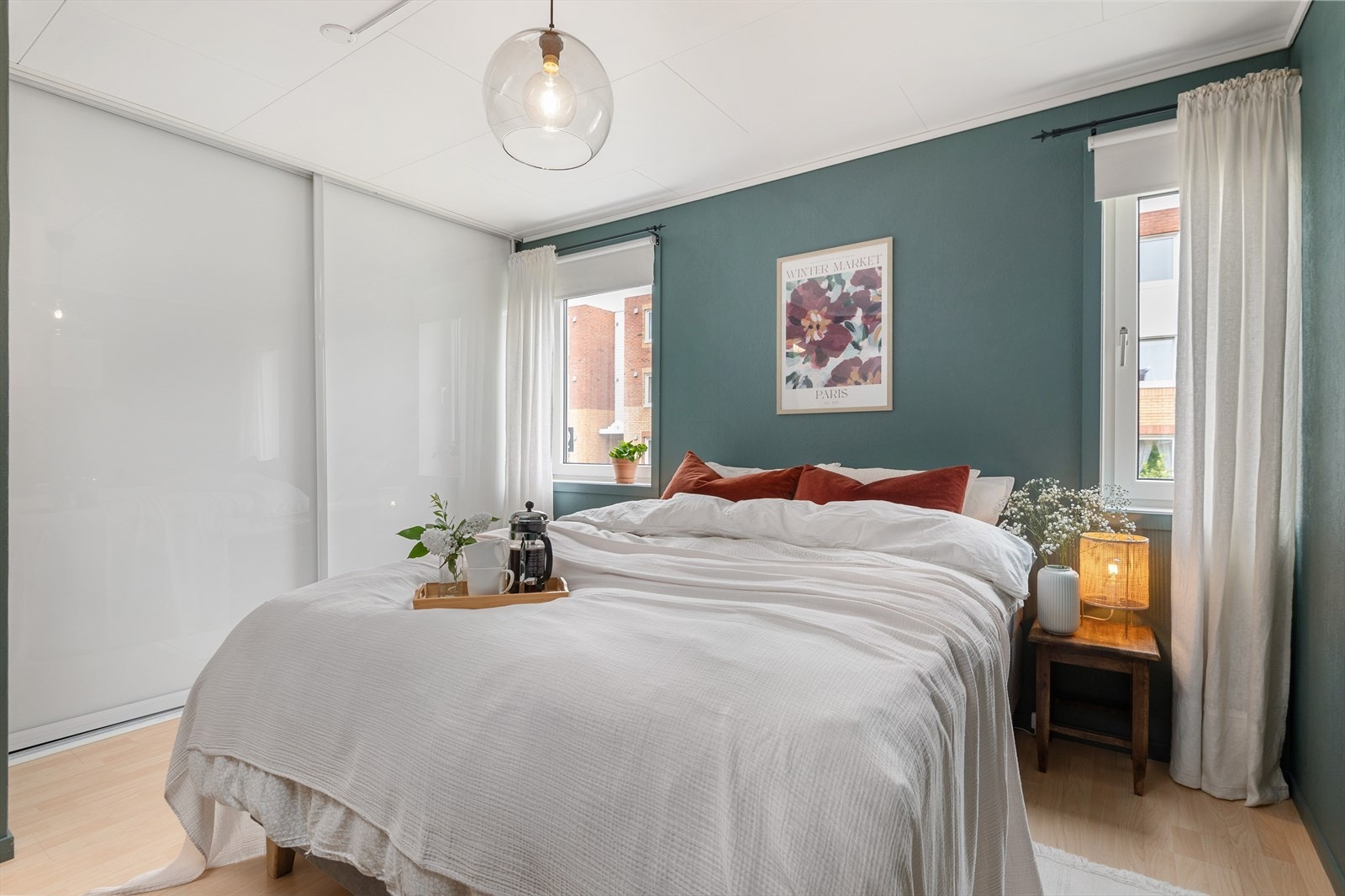 En praktisk skyvedørsgarderobe står for gode oppbevaringsløsninger og vil følge handelen. Her får man også inn godt med dagslys fra vindusflatene, noe som gir en behagelig romfølelse. Galleribilde