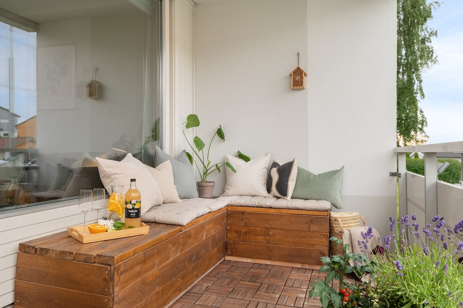 Uterommet lar seg enkelt innrede med en koselig sittegruppe og tilhørende møblement. Fra terrassen har man direkte tilgang til flotte og skjermede grøntområder som kan benyttes fritt. Galleribilde