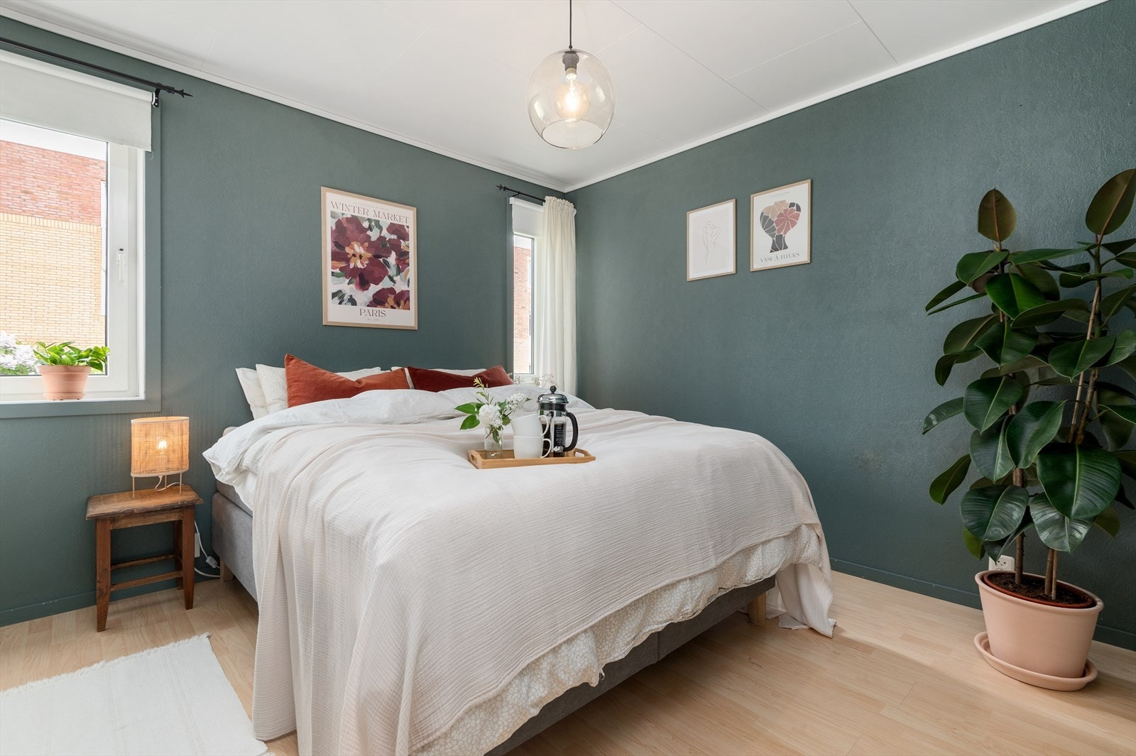 Leilighetens soverom er på hele 12 m² og er oppmalt i en delikat og lun fargetone. Rommet kan enkelt innredes med en dobbeltseng, nattbord, skrivepult eller en ekstra kommode for oppbevaring. Galleribilde