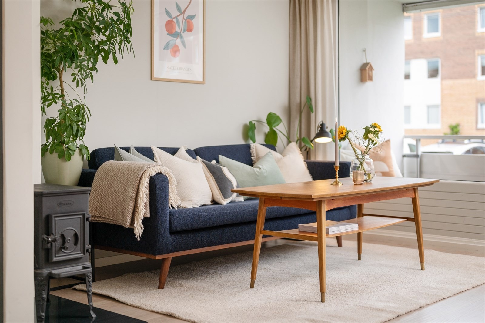 Leiligheten har en praktisk planløsning, godt med lysinnslipp, pen standard og tidsriktige fargetoner som kan sees i alle rom. Hjemmet er godt ivaretatt av nåværende eier, noe som gir et godt helhetsinntrykk. Galleribilde